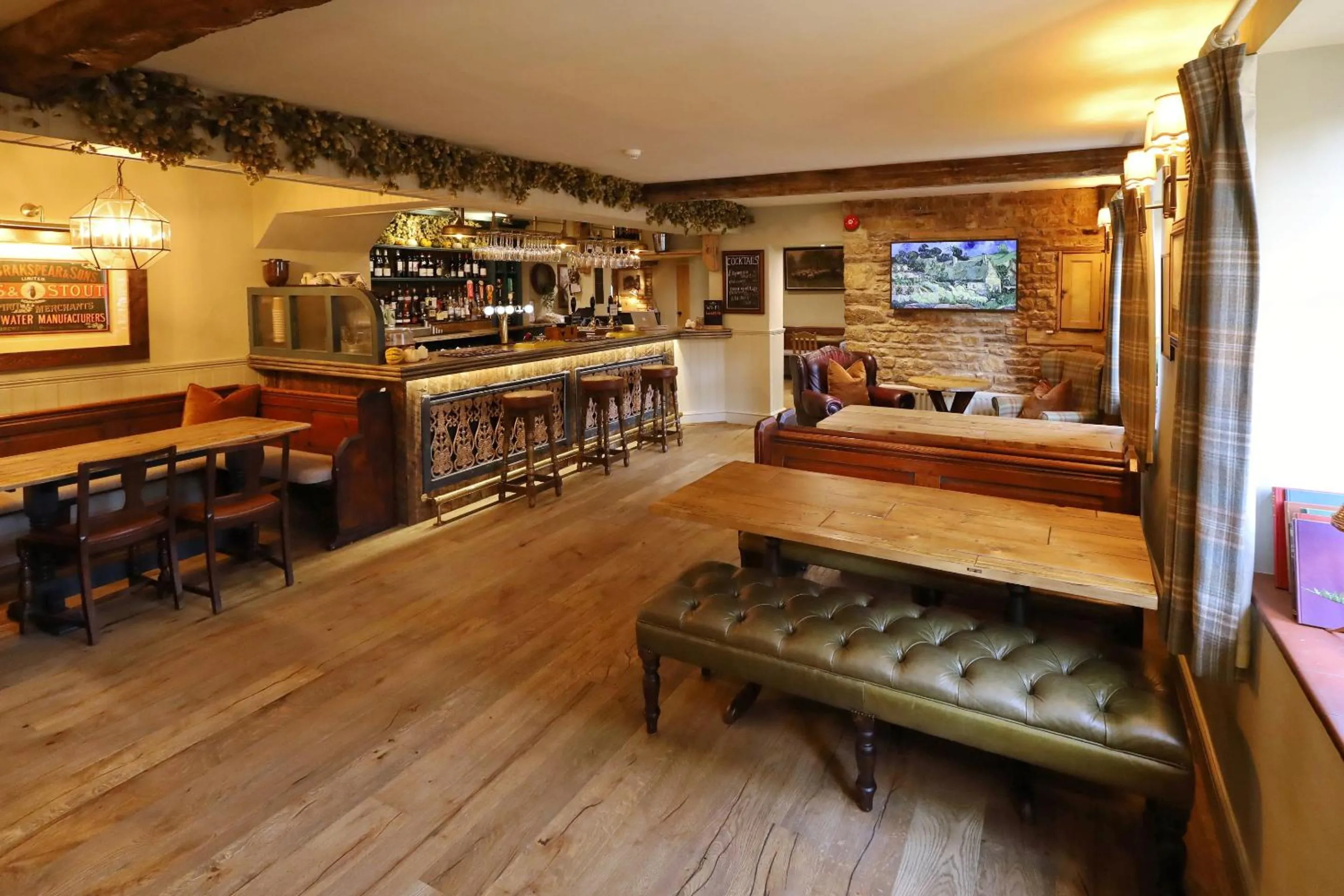 Lounge or bar in The Lamb Inn
