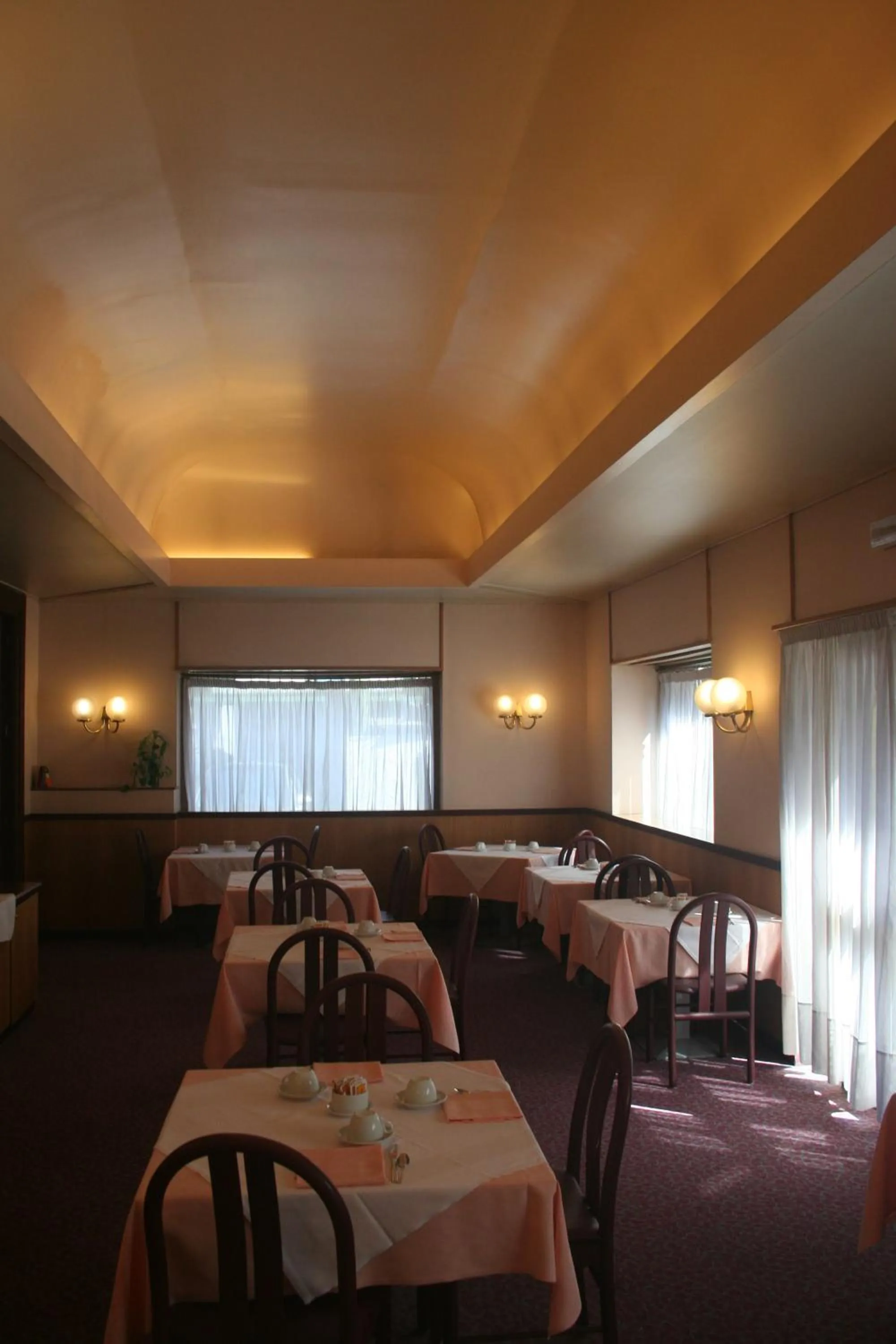 Restaurant/places to eat in Albert Hotel