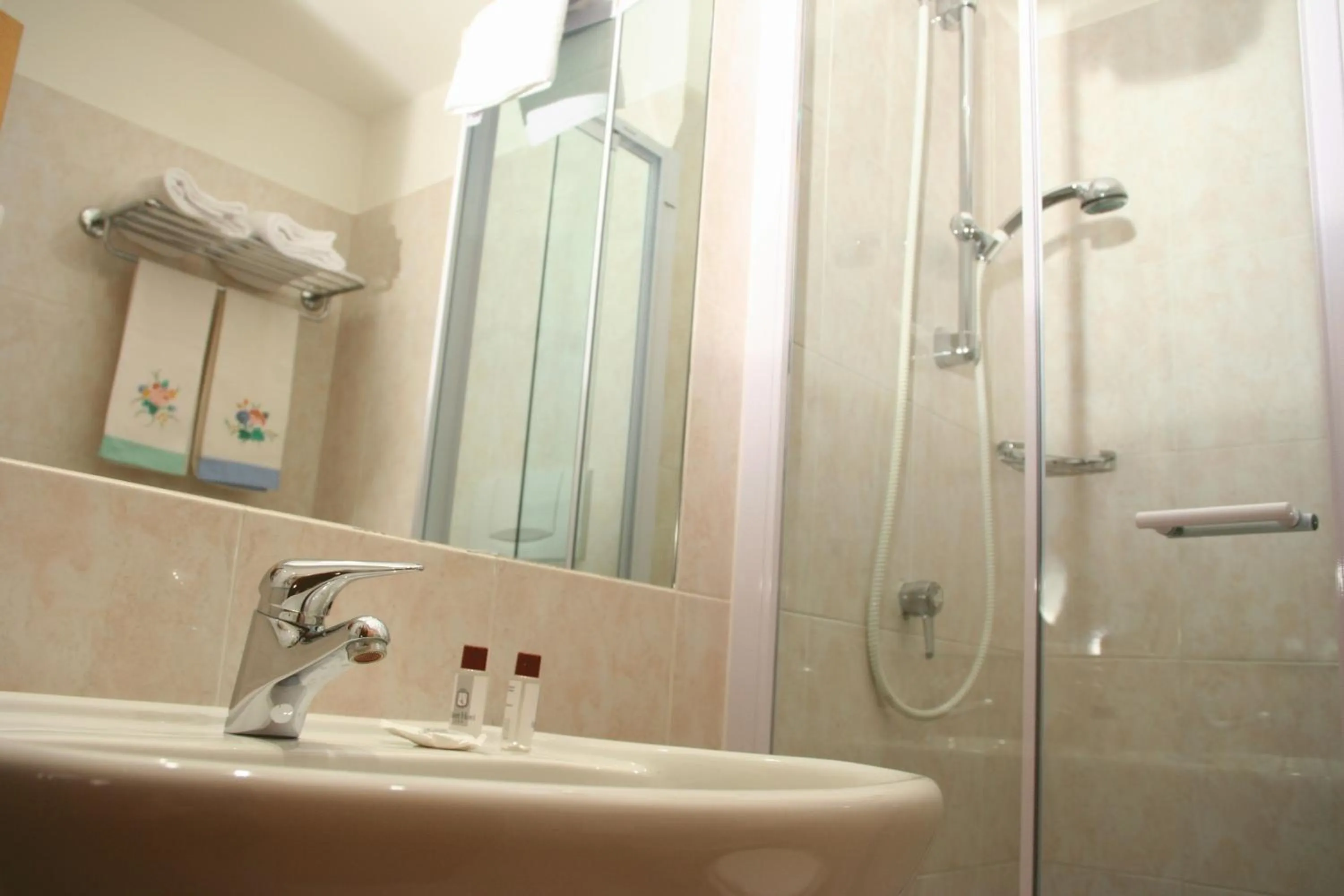 Bathroom in Albert Hotel