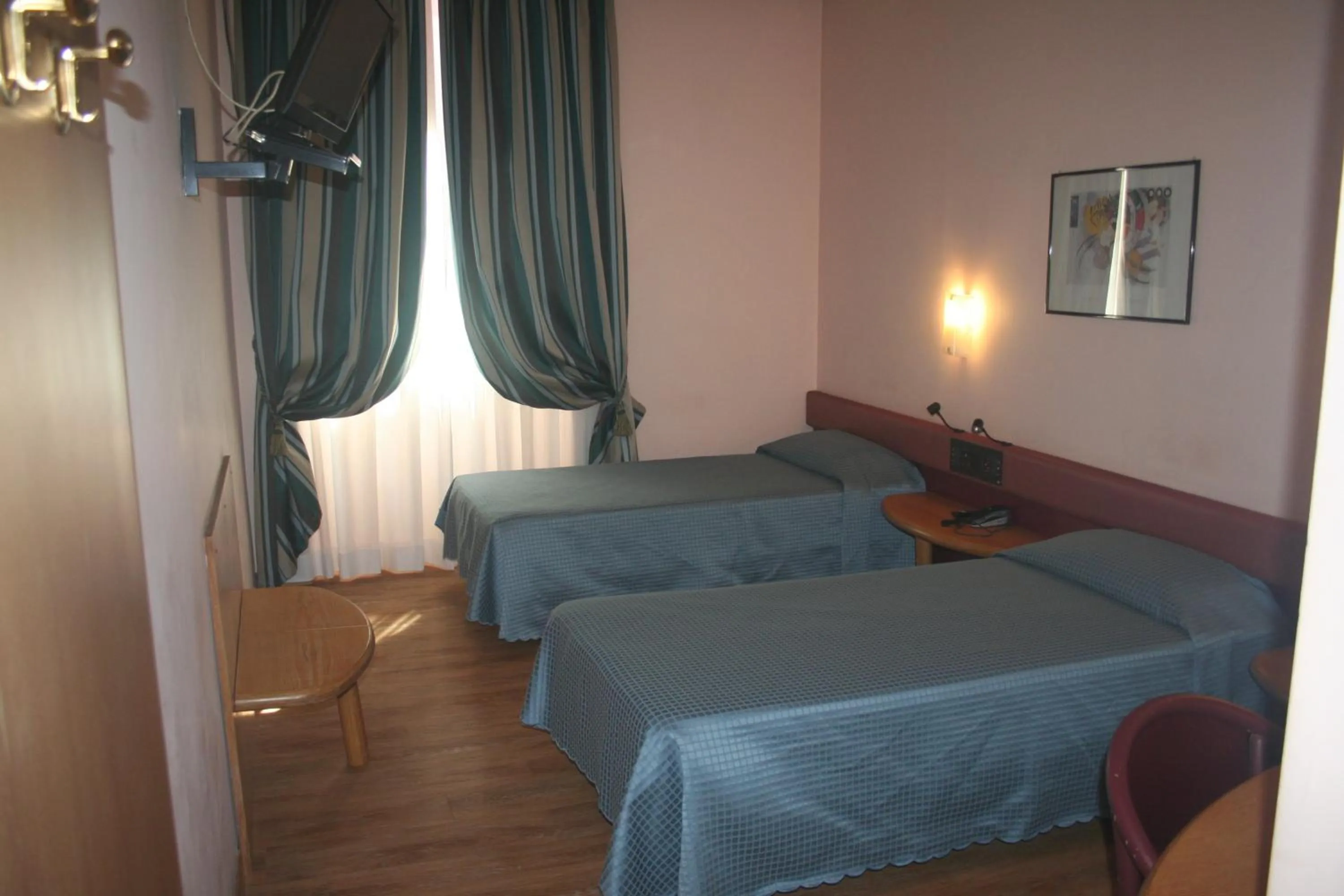 Photo of the whole room, Bed in Albert Hotel