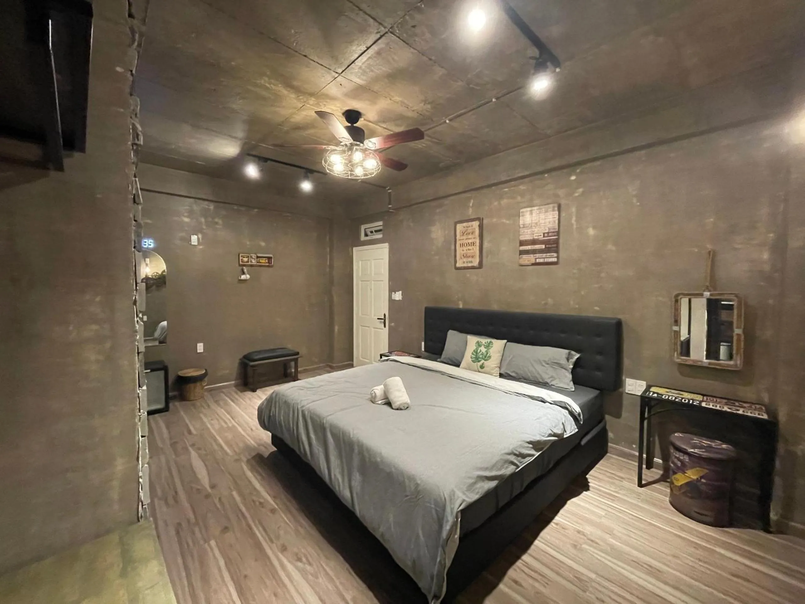 Photo of the whole room, Bed in Lucas Inn