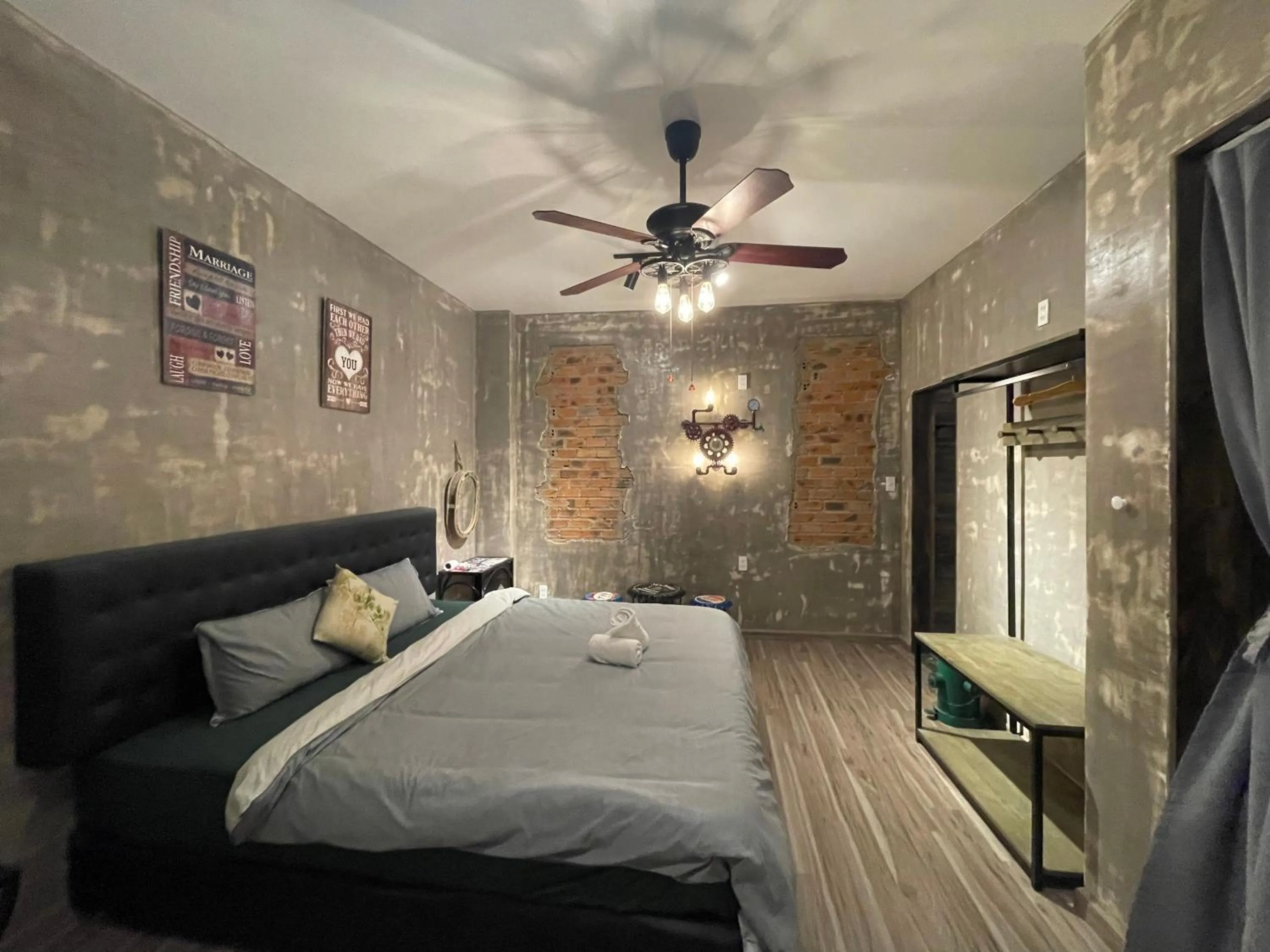 Photo of the whole room, Bed in Lucas Inn