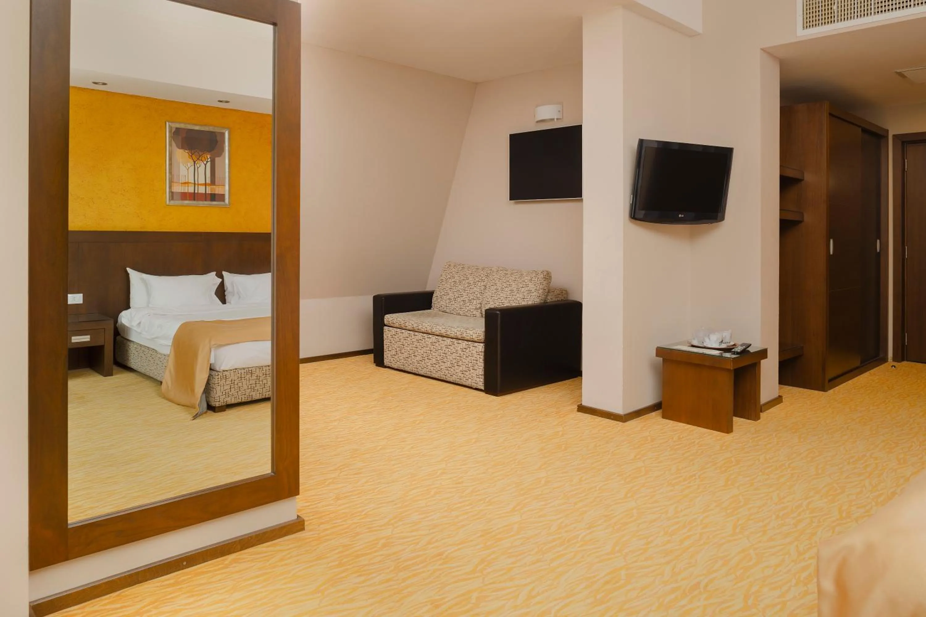 View (from property/room), Bed in Hotel Clermont