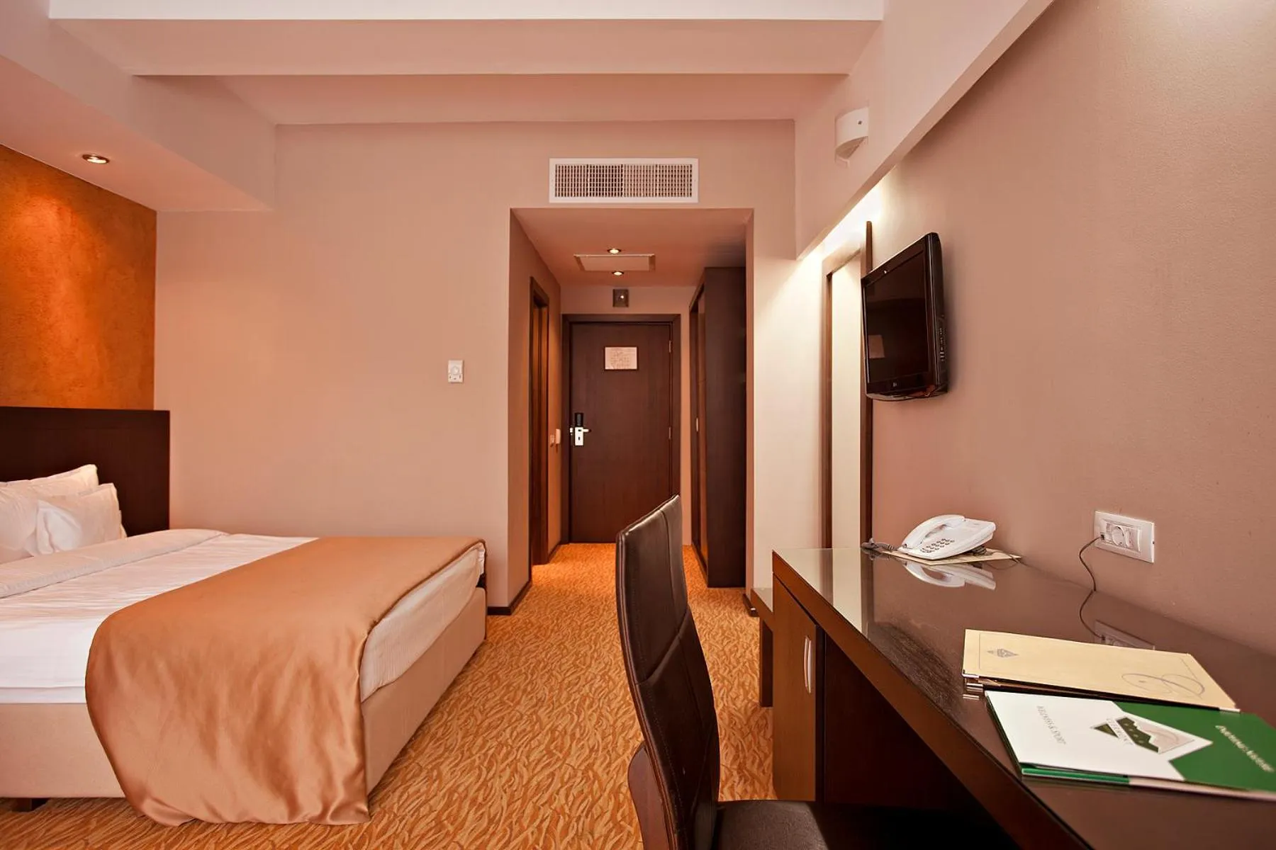 Photo of the whole room, Bed in Hotel Clermont