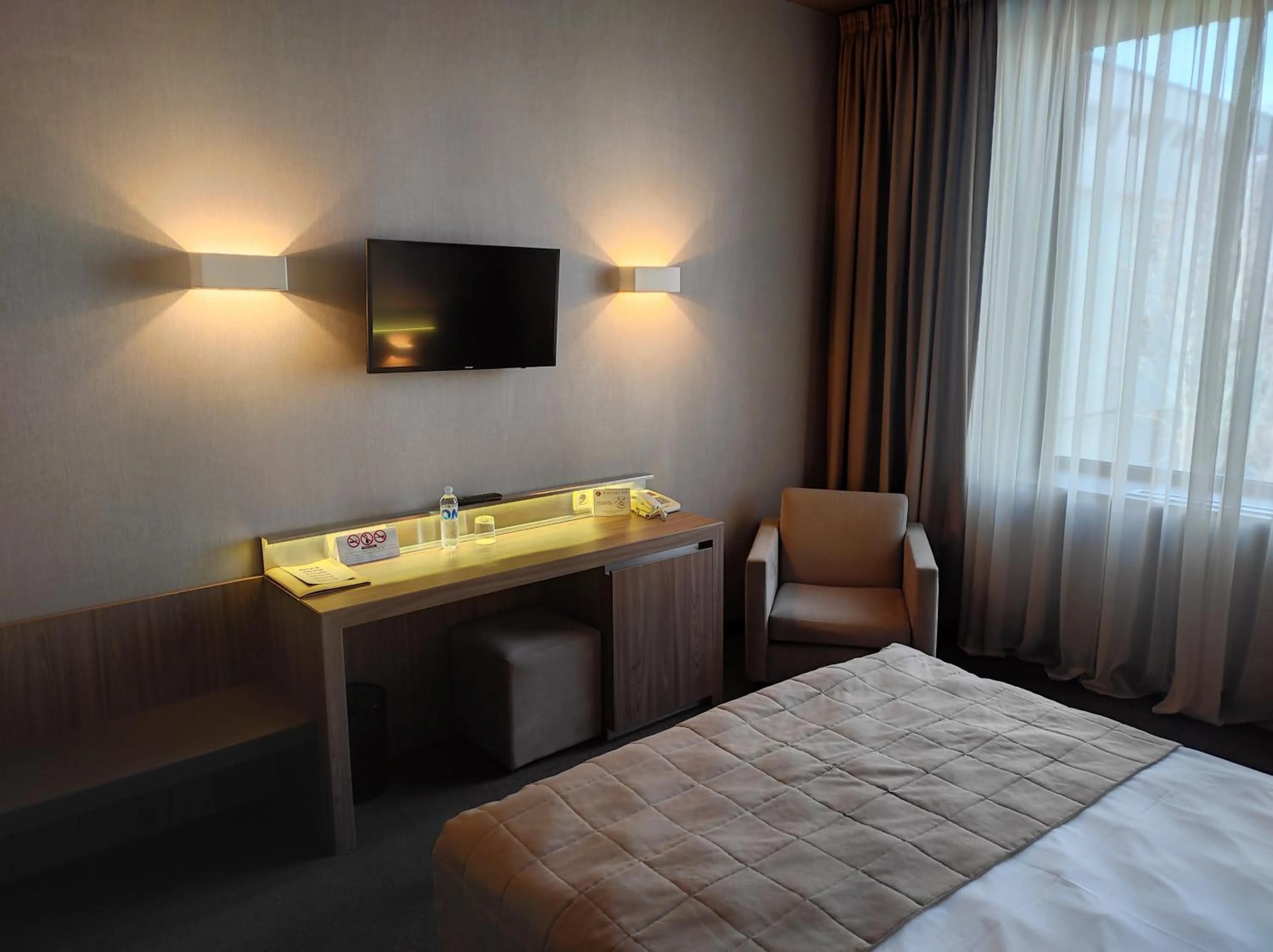 Bed in Jolly Alon Hotel & Business Center