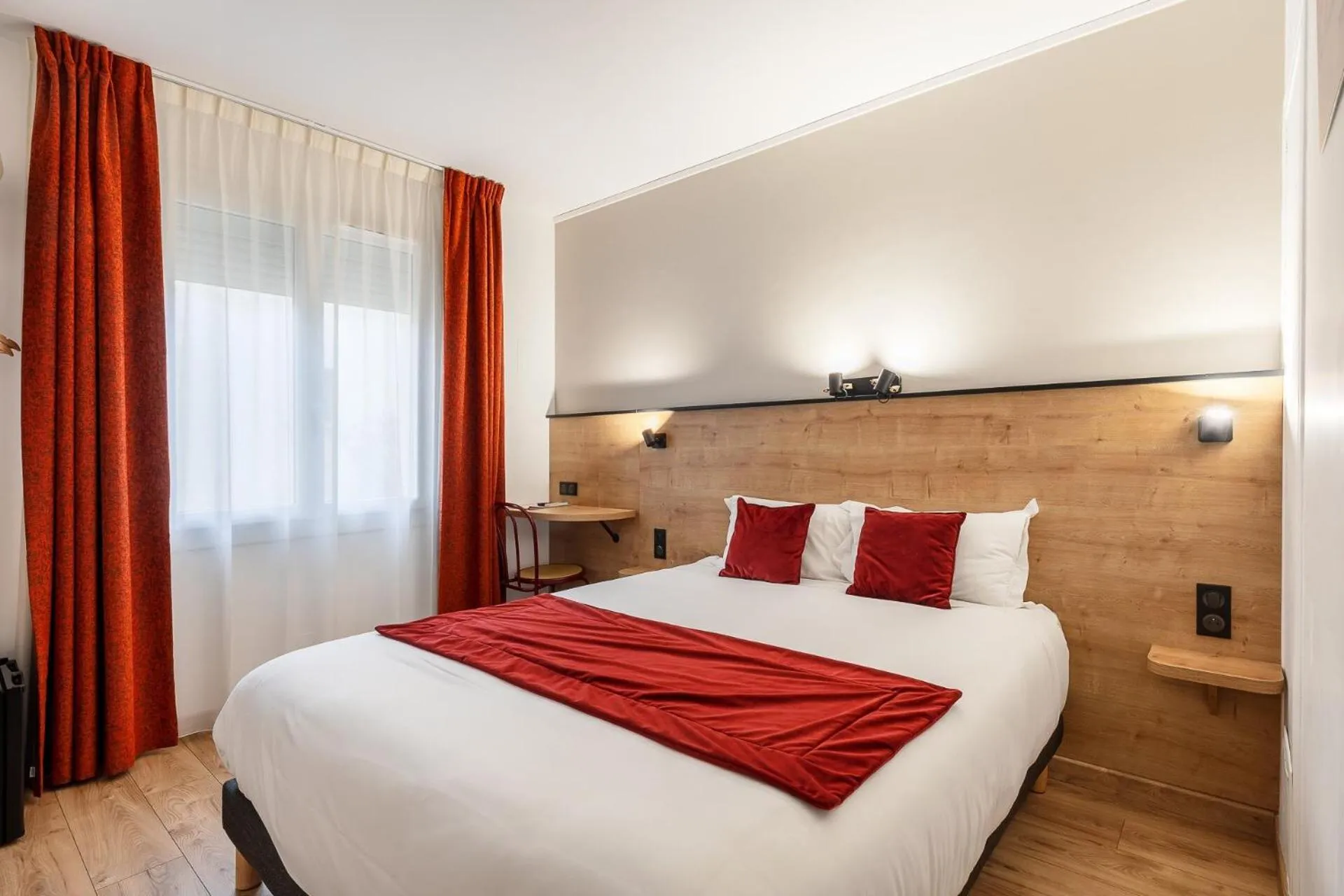 TV and multimedia, Bed in The Originals City, Hôtel Azur, Fos-sur-Mer