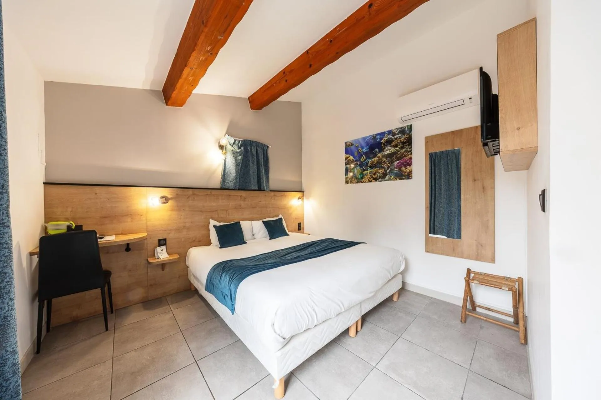 TV and multimedia, Bed in The Originals City, Hôtel Azur, Fos-sur-Mer