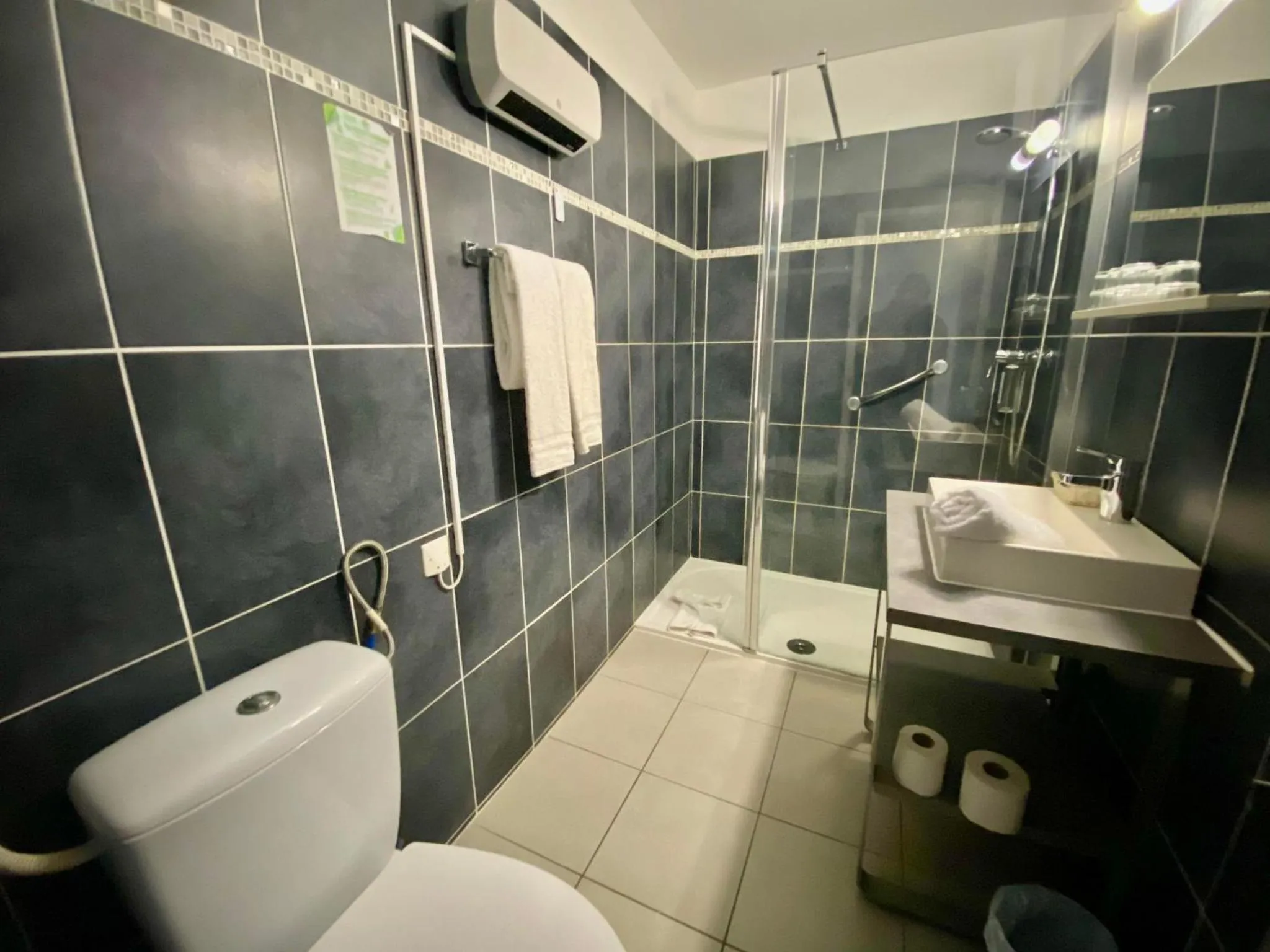 Shower in The Originals City, Hôtel Azur, Fos-sur-Mer