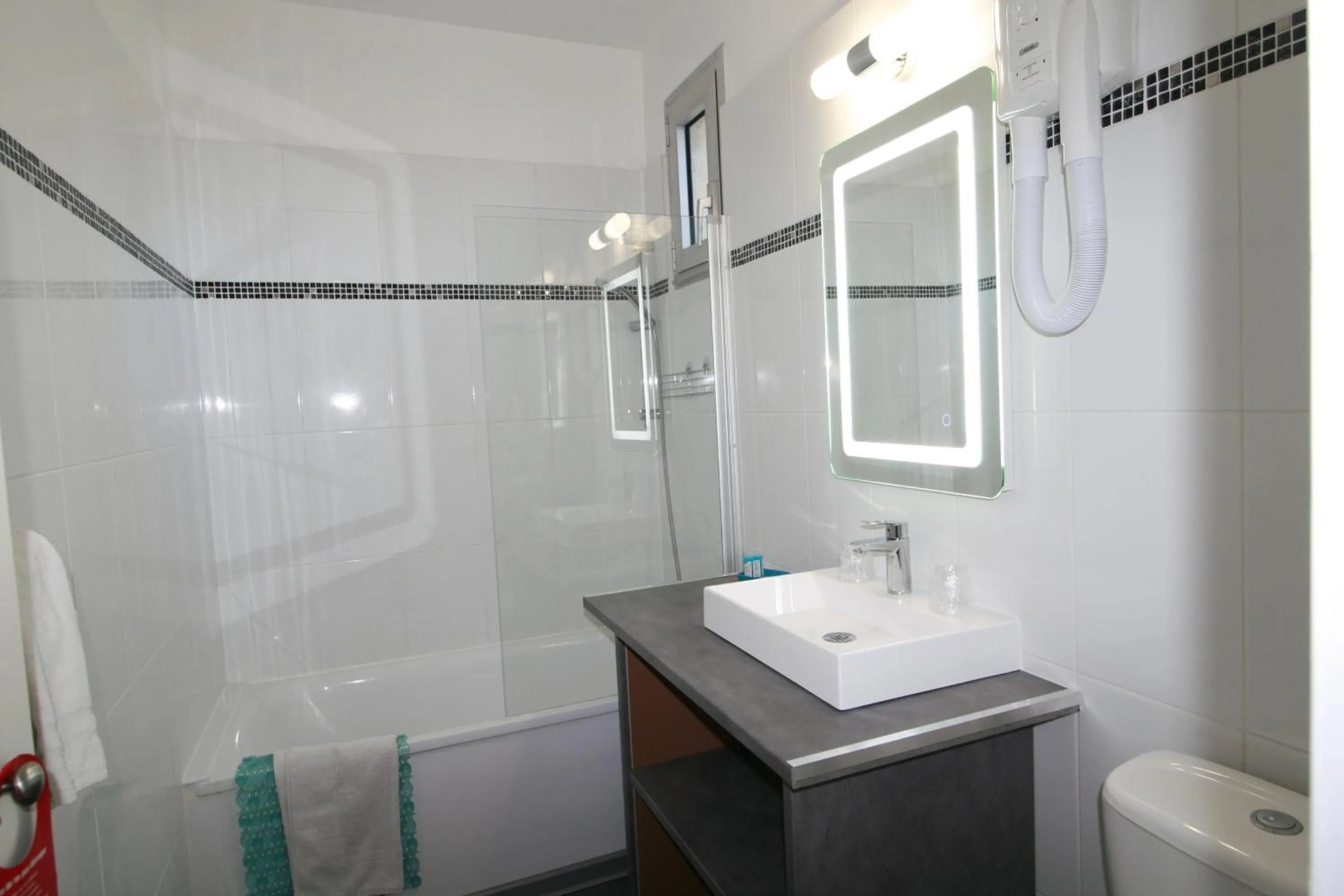 Bathroom in The Originals City, Hôtel Azur, Fos-sur-Mer