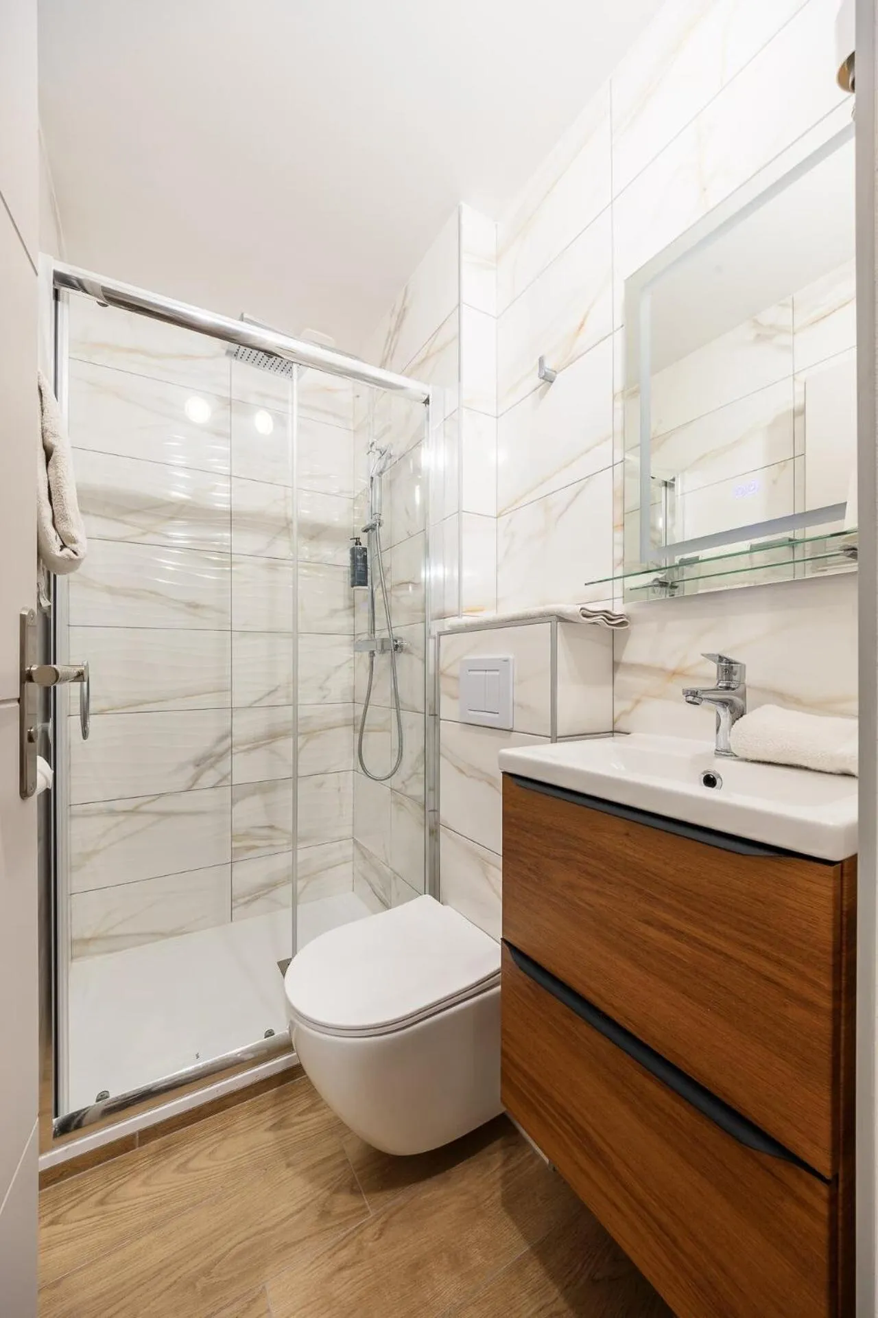 Shower in The Originals City, Hôtel Azur, Fos-sur-Mer