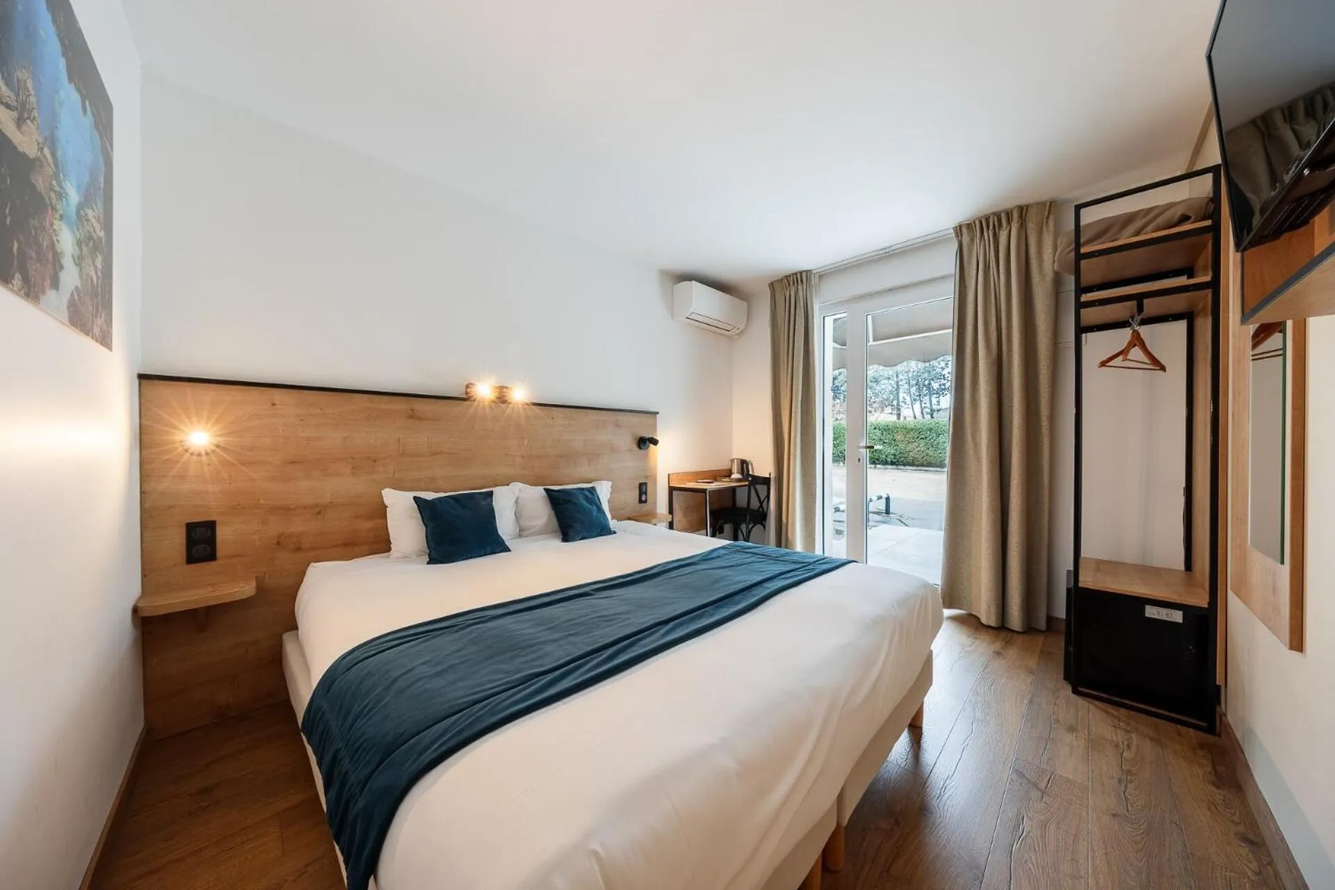 TV and multimedia, Bed in The Originals City, Hôtel Azur, Fos-sur-Mer