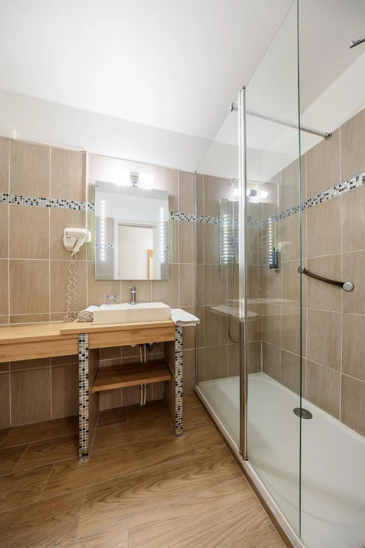 Shower in The Originals City, Hôtel Azur, Fos-sur-Mer