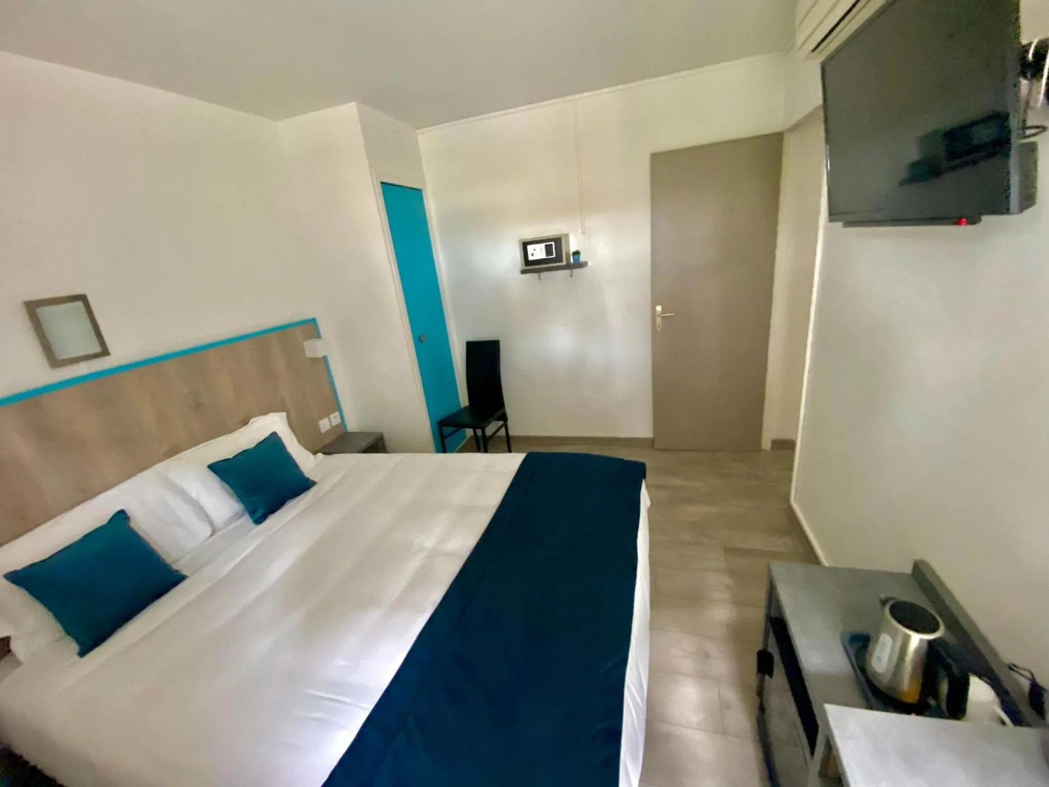 TV and multimedia, Bed in The Originals City, Hôtel Azur, Fos-sur-Mer