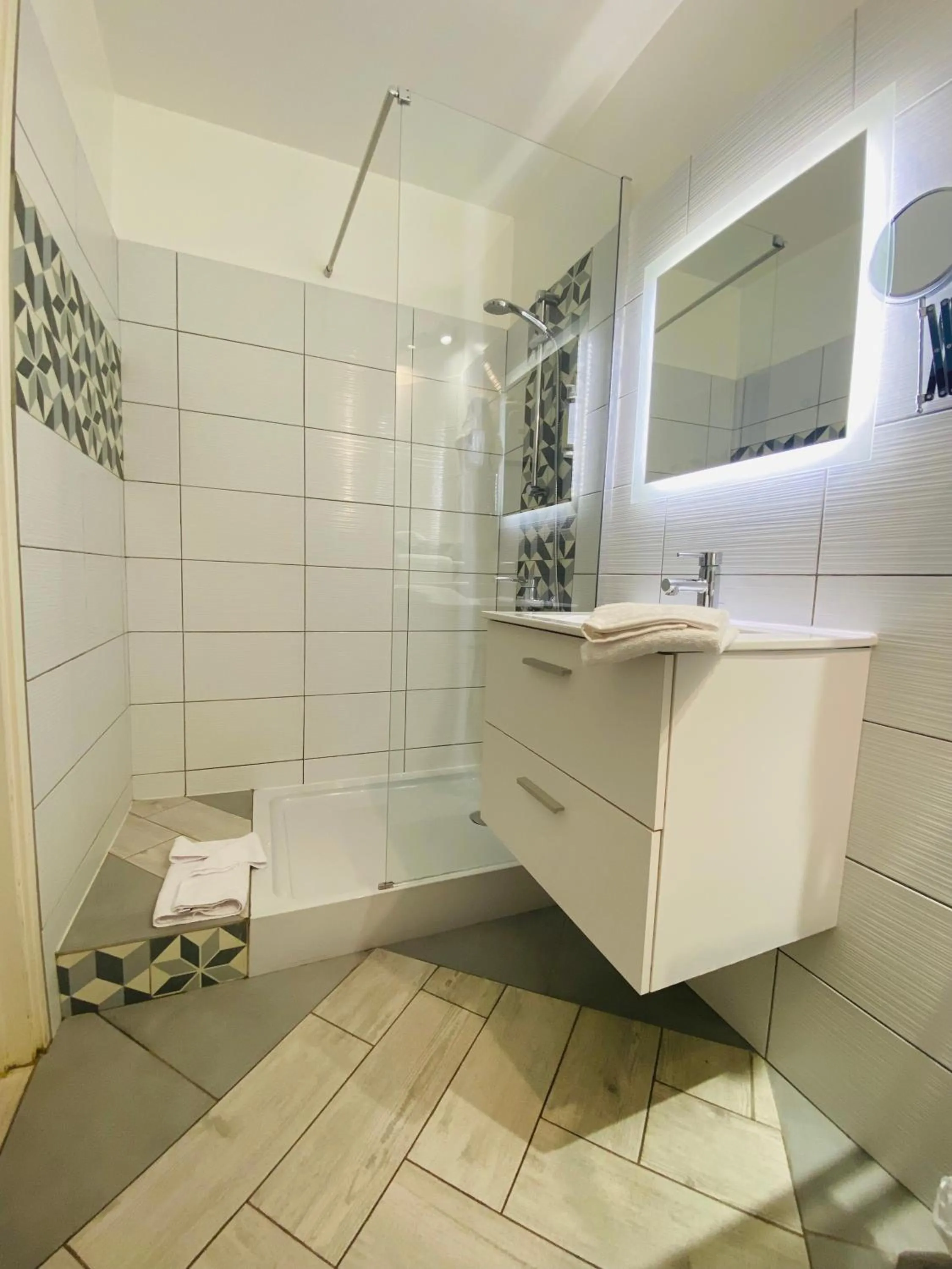 Shower in The Originals City, Hôtel Azur, Fos-sur-Mer