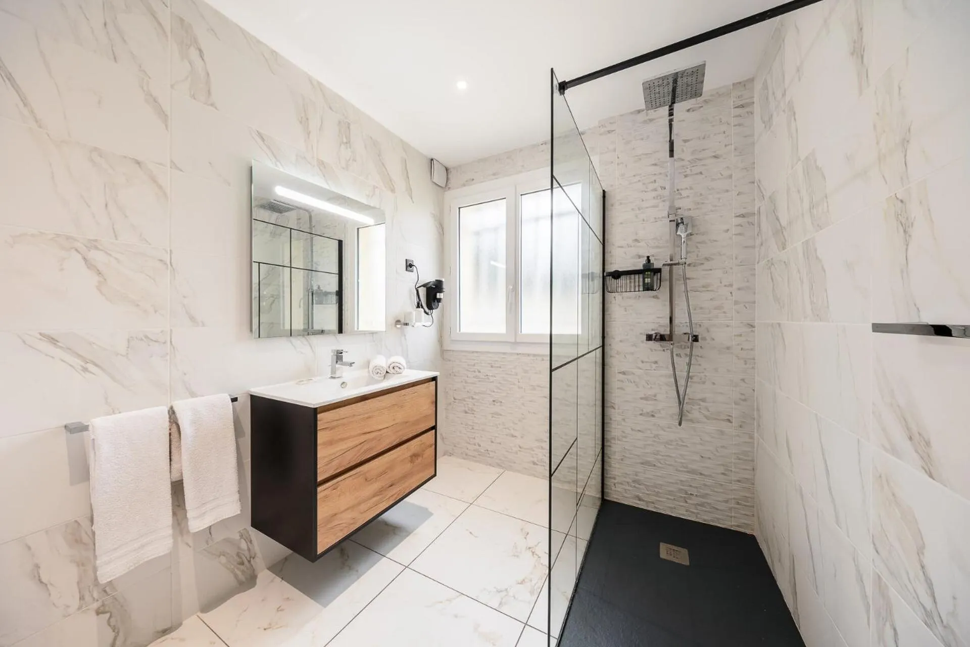 Shower in The Originals City, Hôtel Azur, Fos-sur-Mer