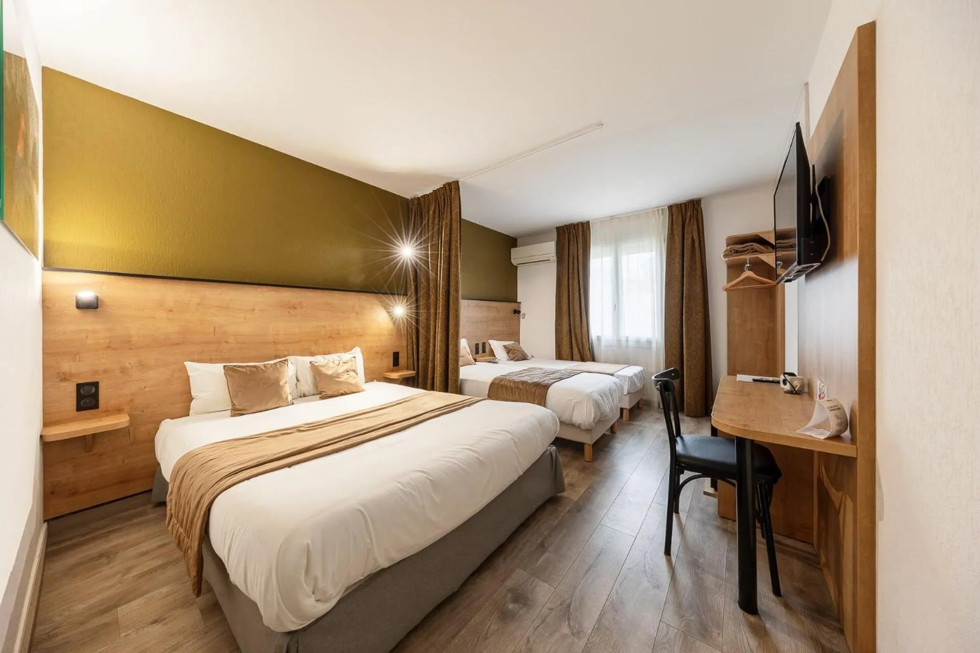 TV and multimedia, Bed in The Originals City, Hôtel Azur, Fos-sur-Mer