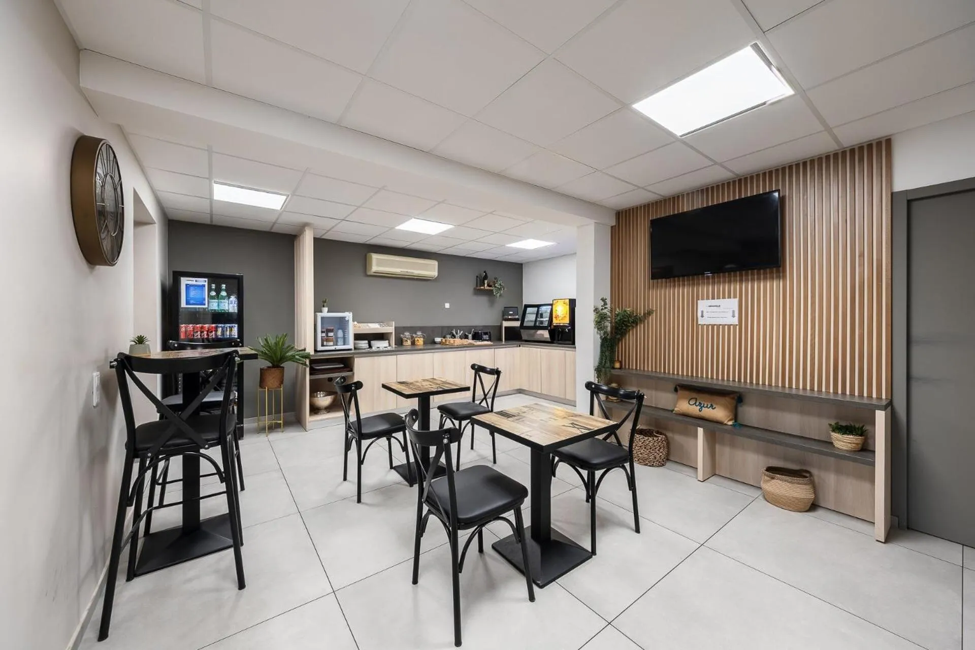 Communal lounge/ TV room in The Originals City, Hôtel Azur, Fos-sur-Mer