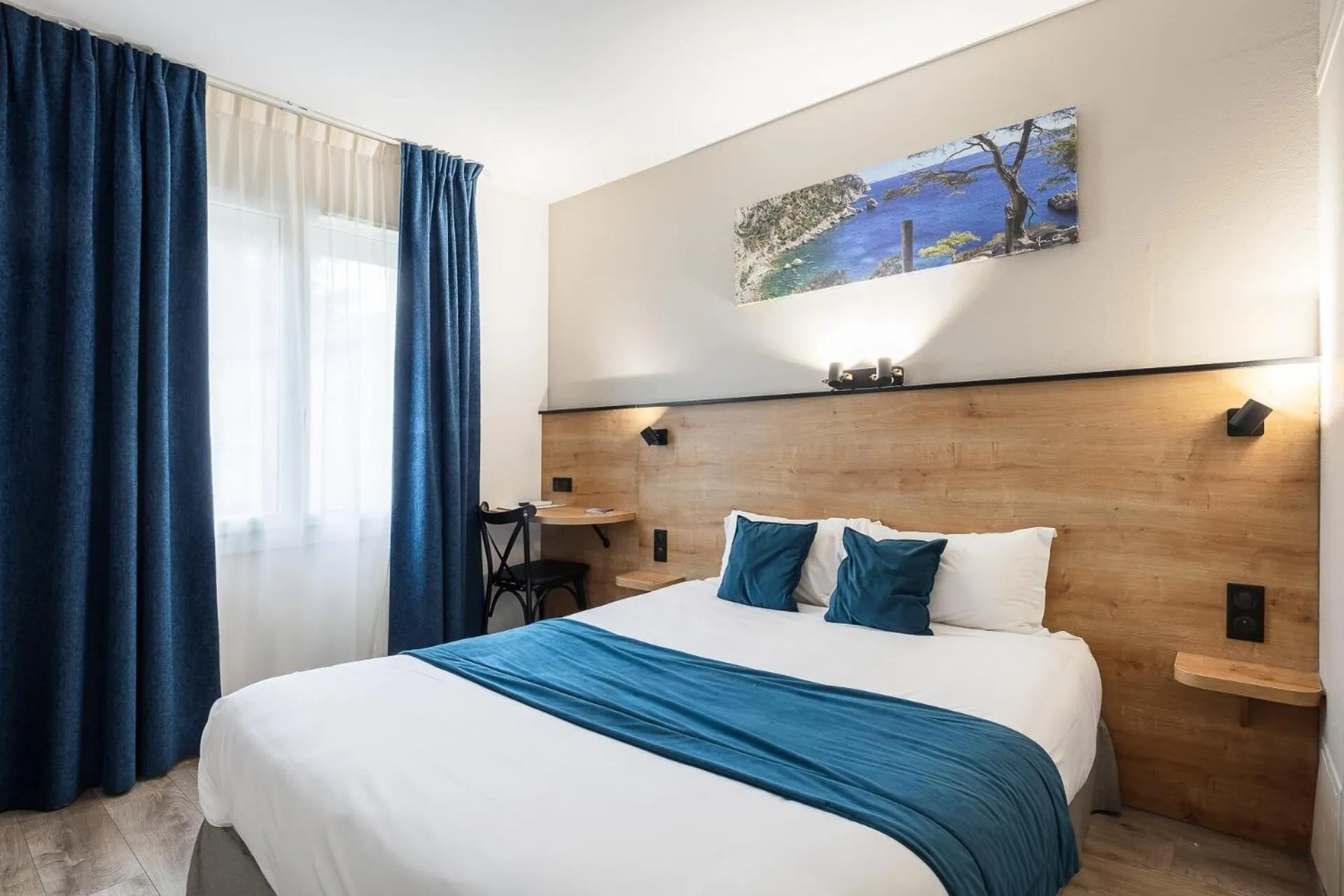 TV and multimedia, Bed in The Originals City, Hôtel Azur, Fos-sur-Mer