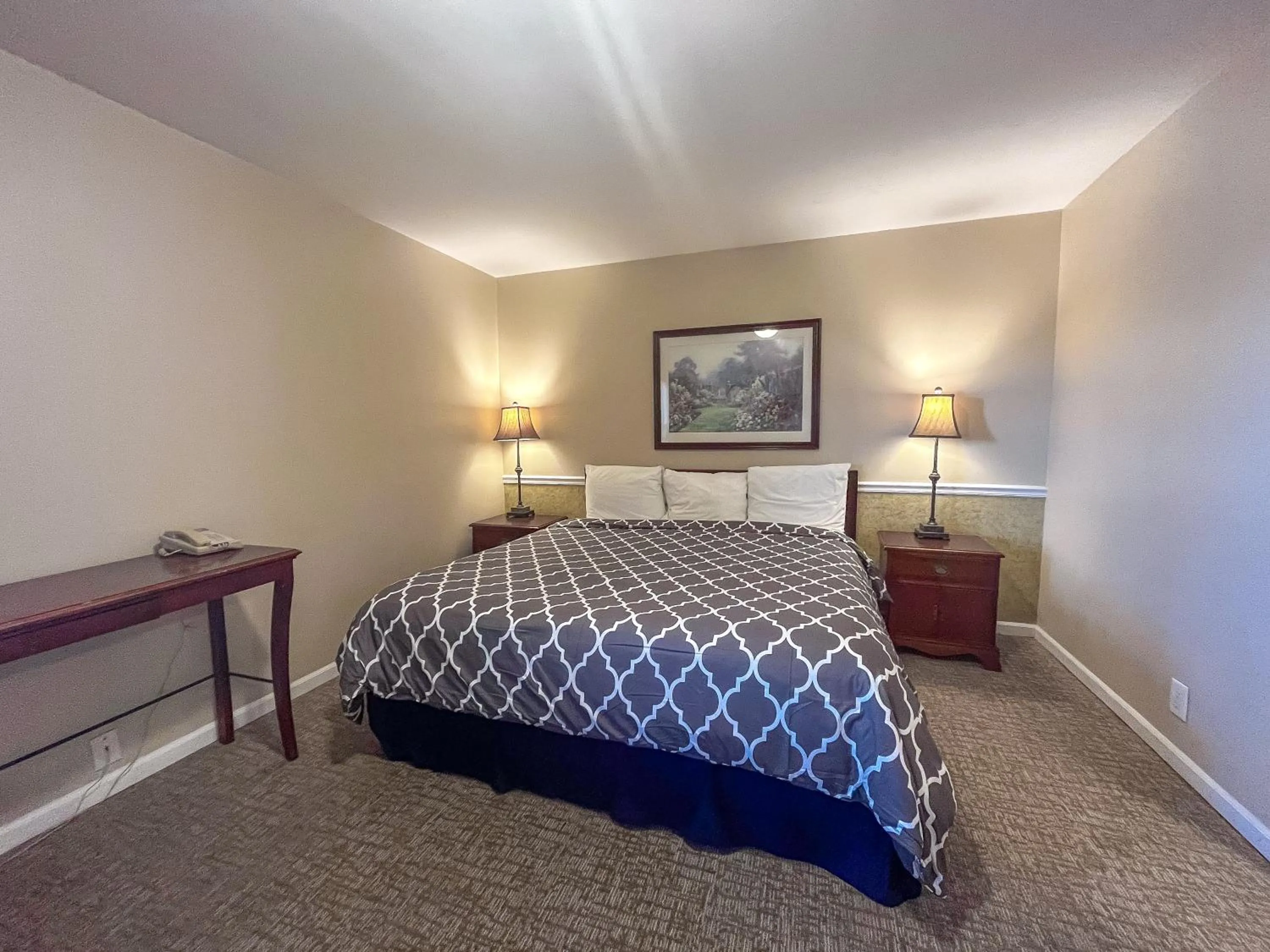 Bed in Alpine Inn & Suites Rockford