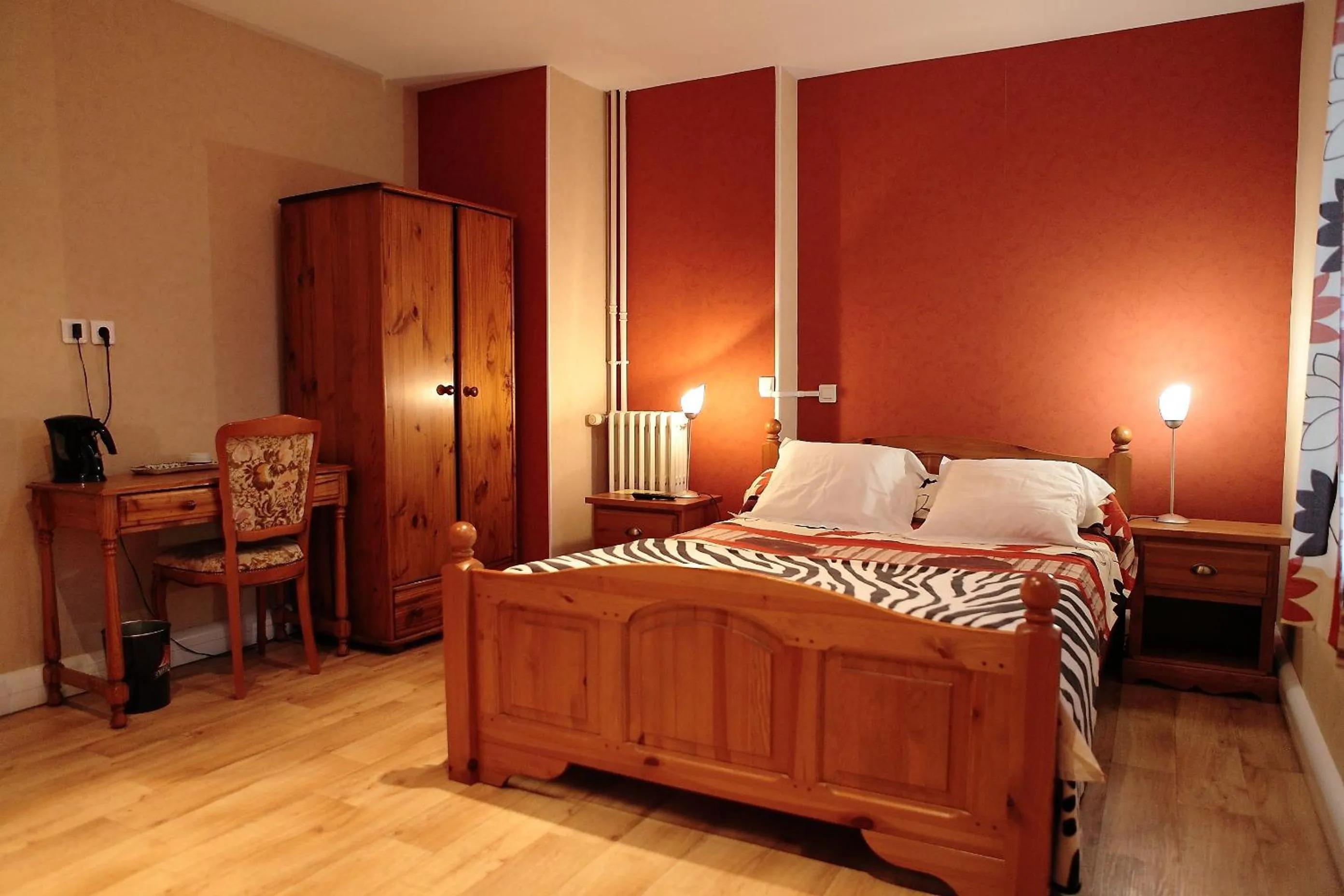 Photo of the whole room, Bed in Hotel du Cygne