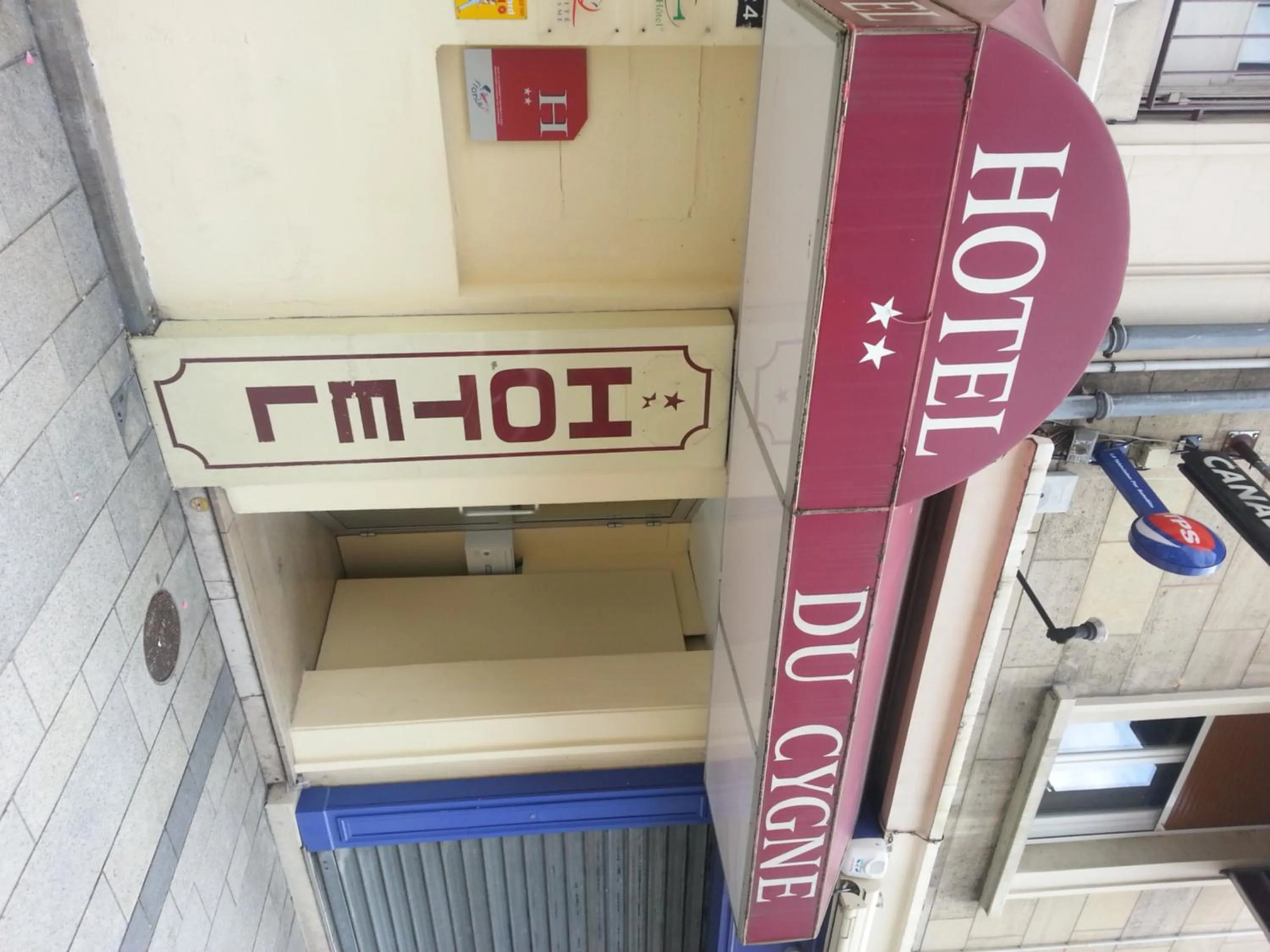 Facade/entrance in Hotel du Cygne