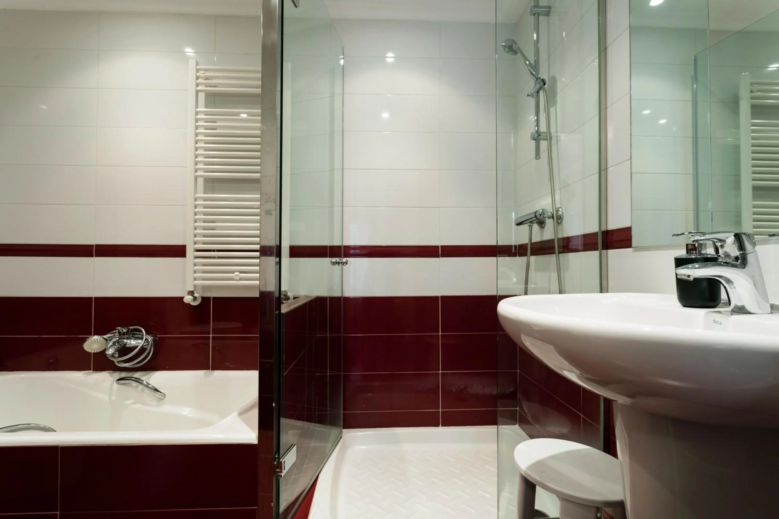 Bathroom in Hondarribia by Basquelidays