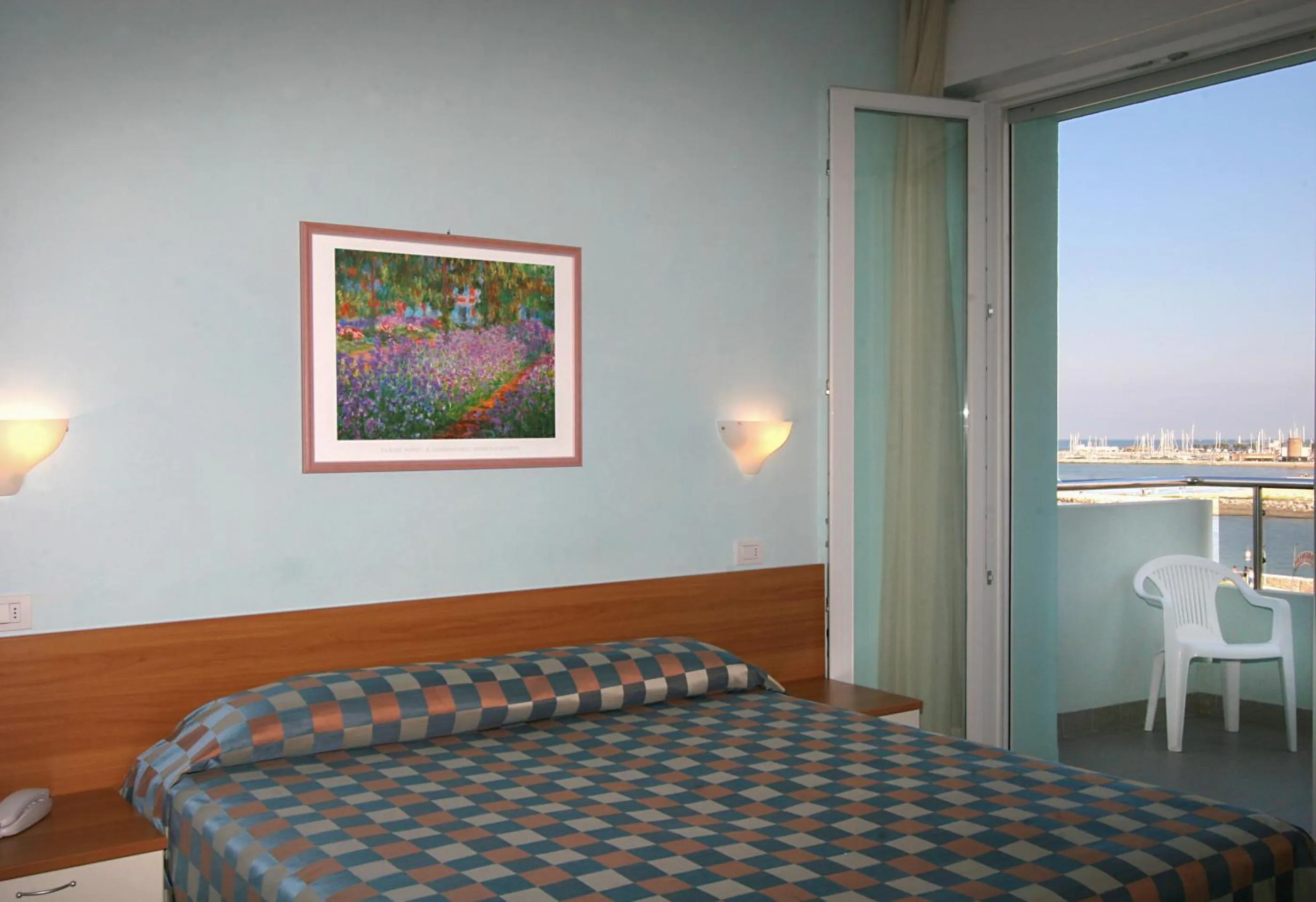 Photo of the whole room in Hotel Iones