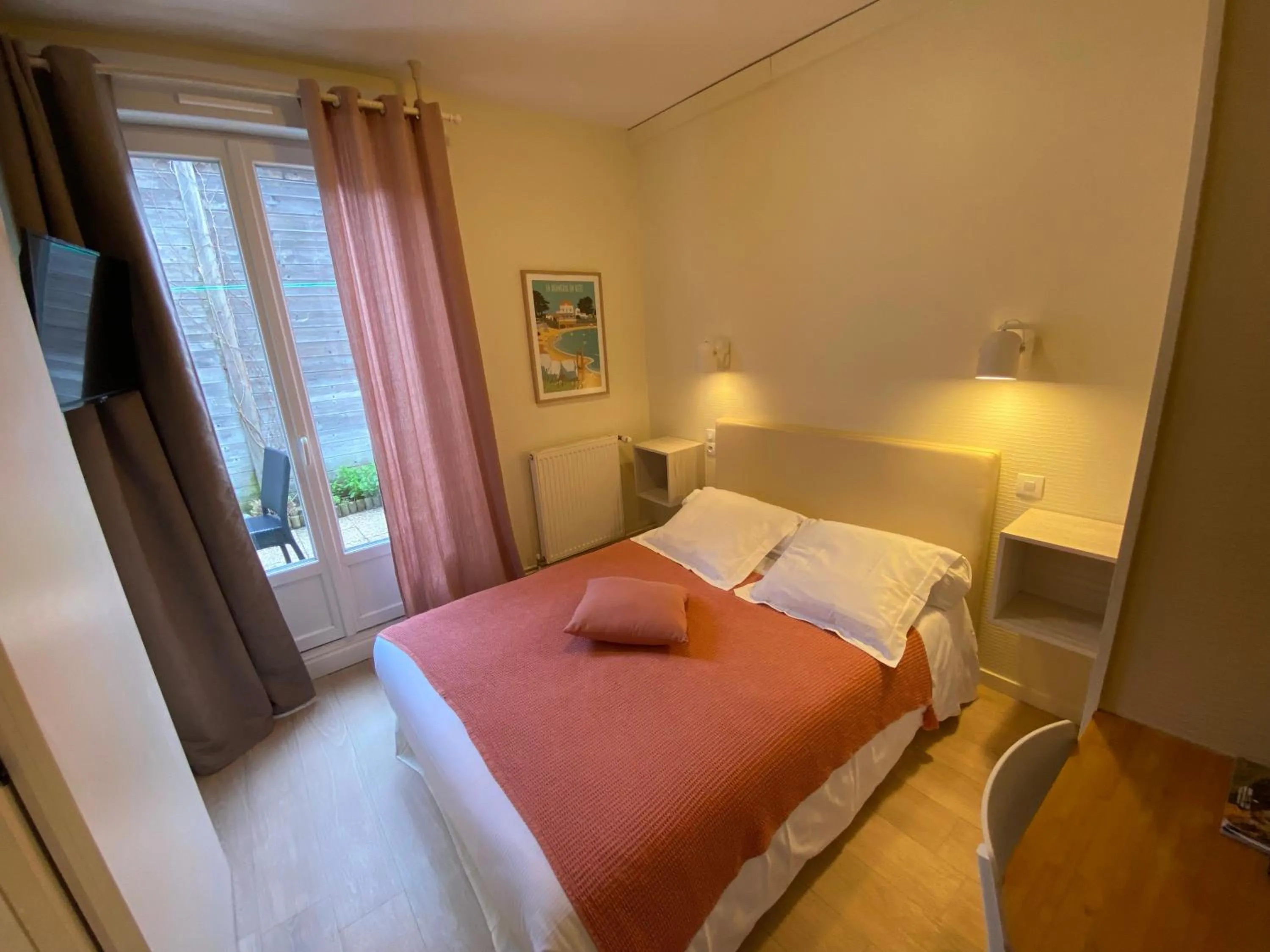 Bedroom, Bed in Hôtel de charme & SPA Le Grand Large