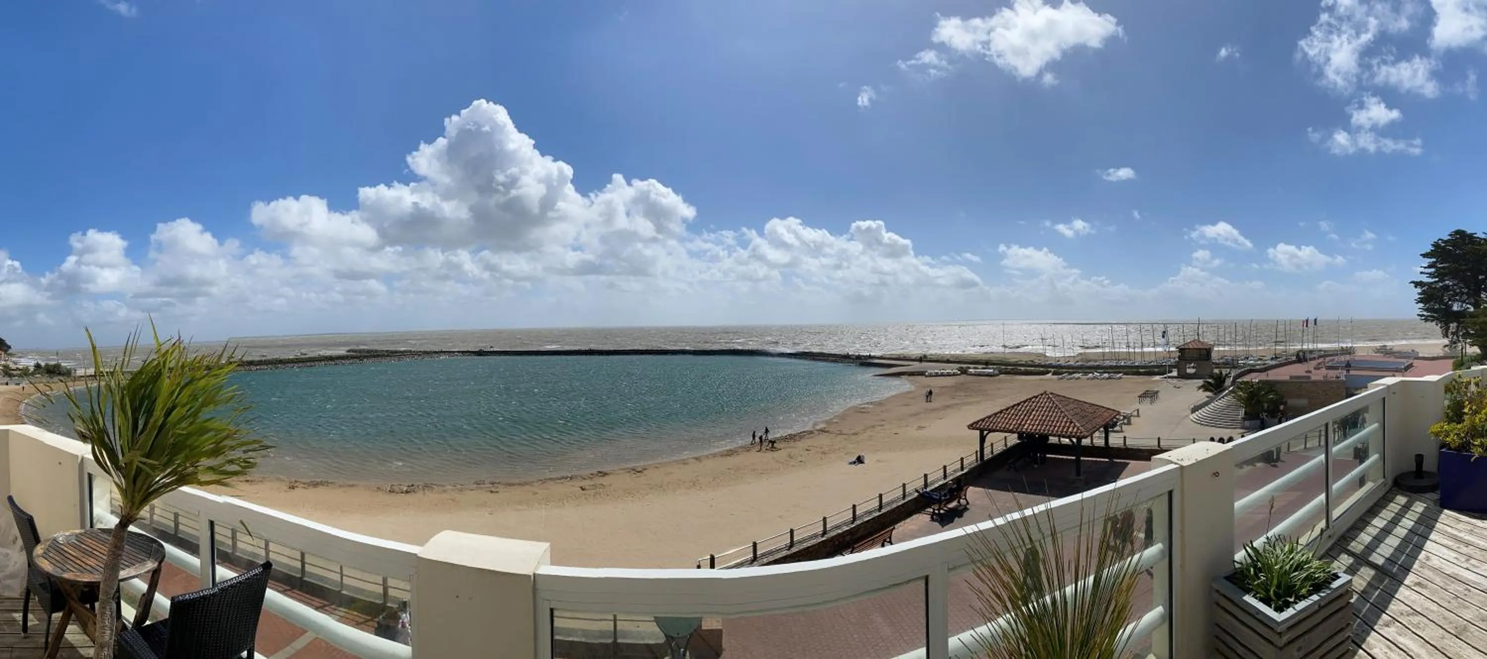 Balcony/Terrace in Hôtel de charme & SPA Le Grand Large