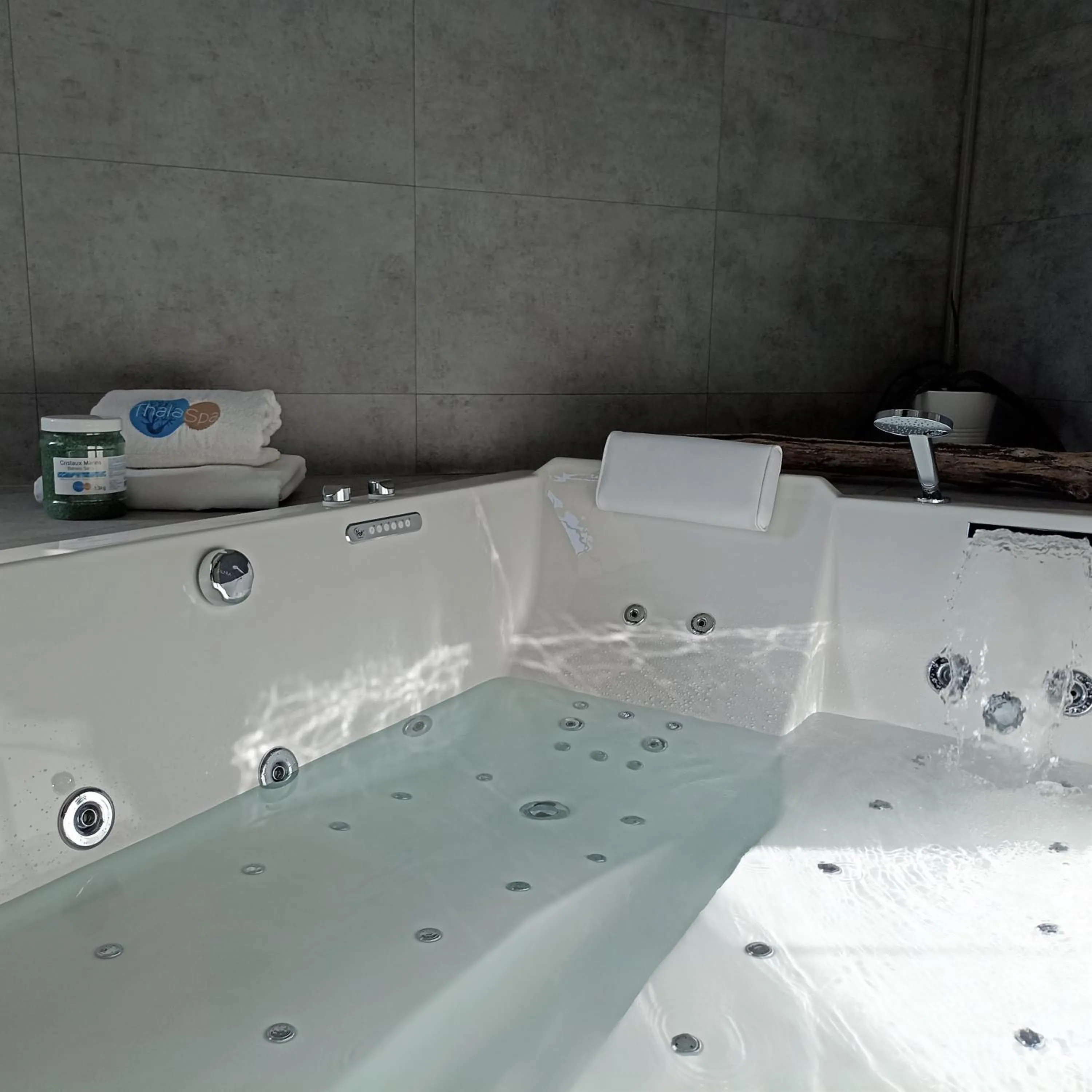 Spa and wellness centre/facilities in Hôtel de charme & SPA Le Grand Large