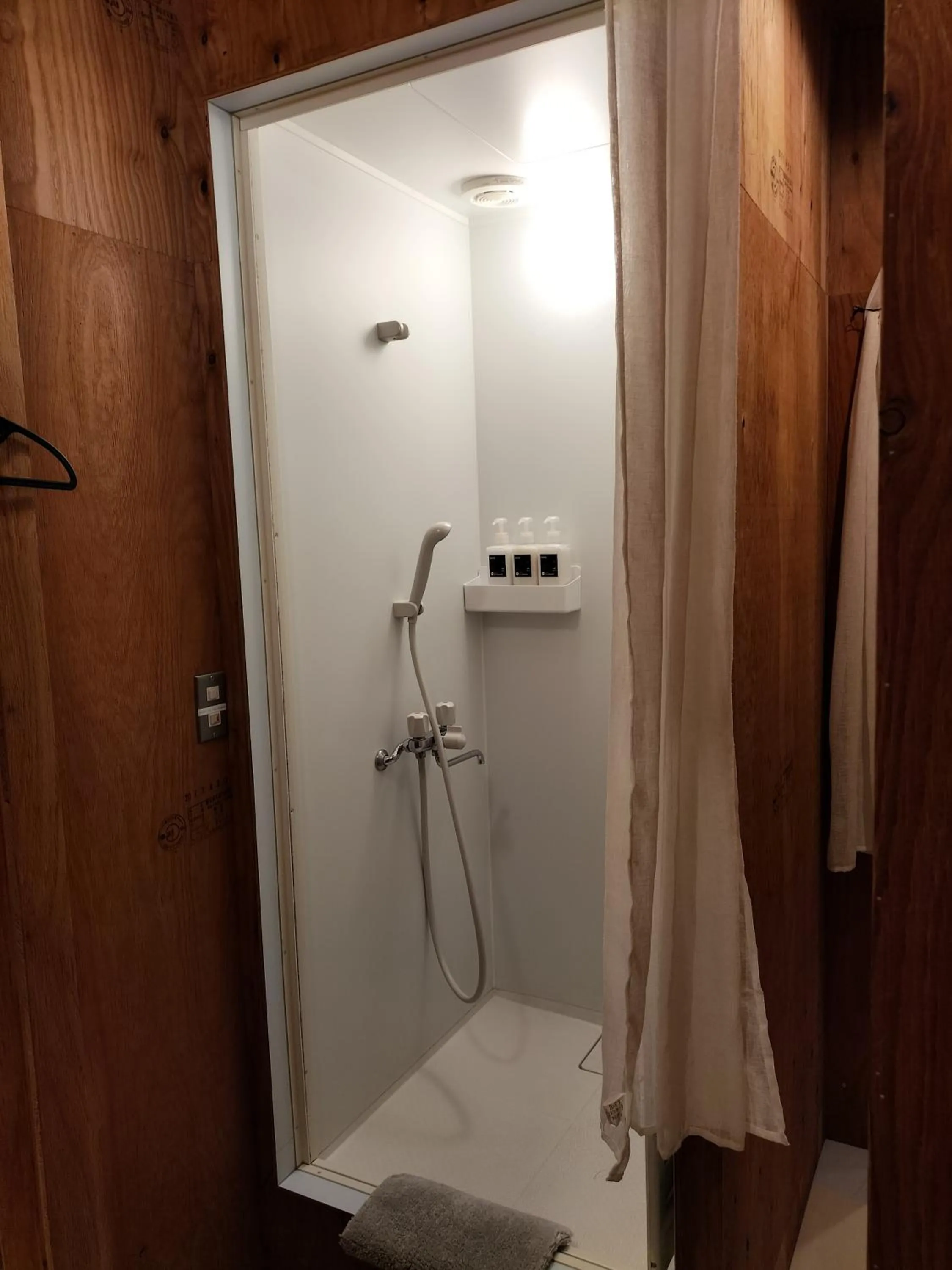 Shower in Vacation"Ninja"house Secretbase near Asakusa
