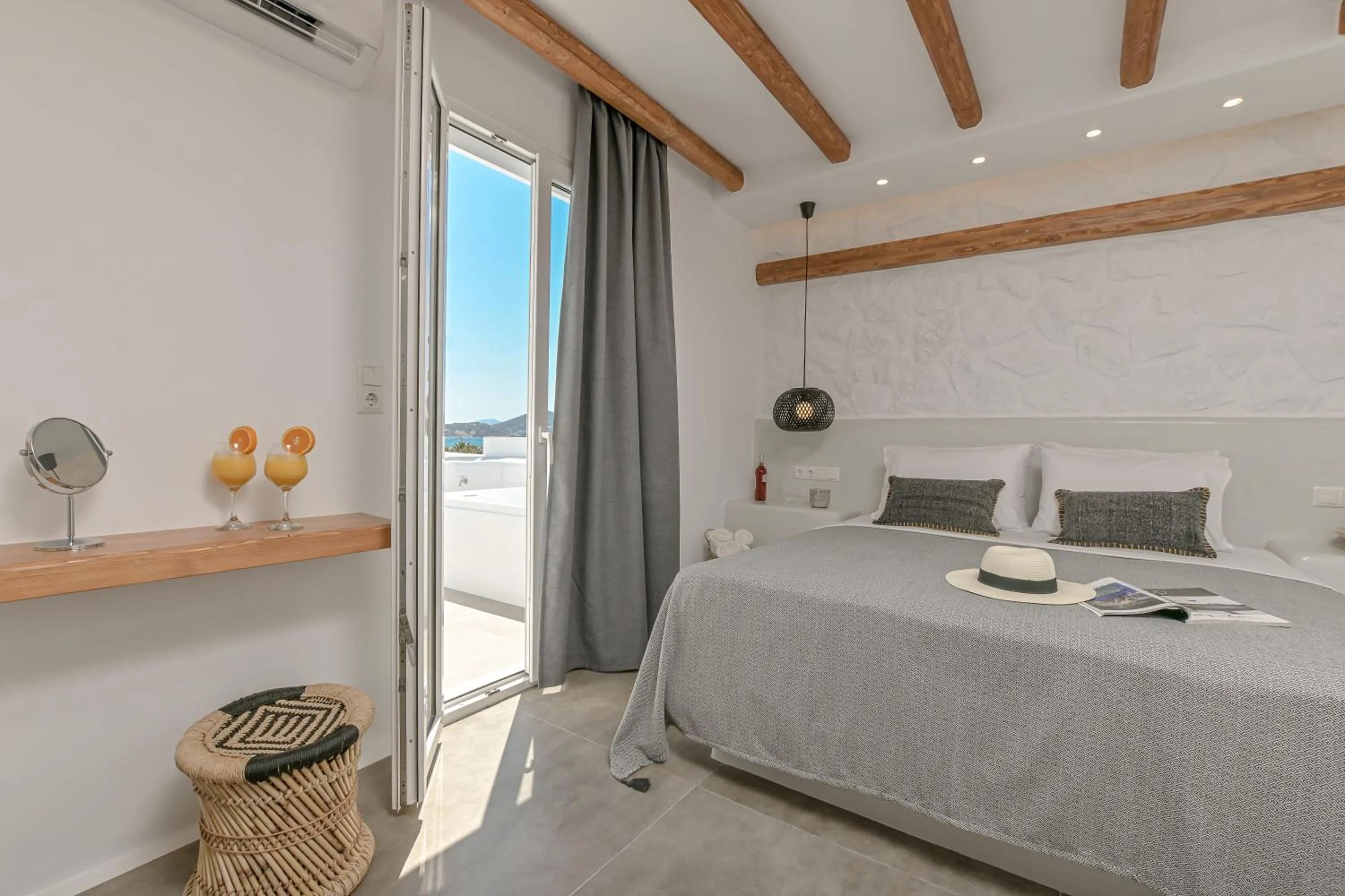 Photo of the whole room, Bed in Naxos Blue Sky