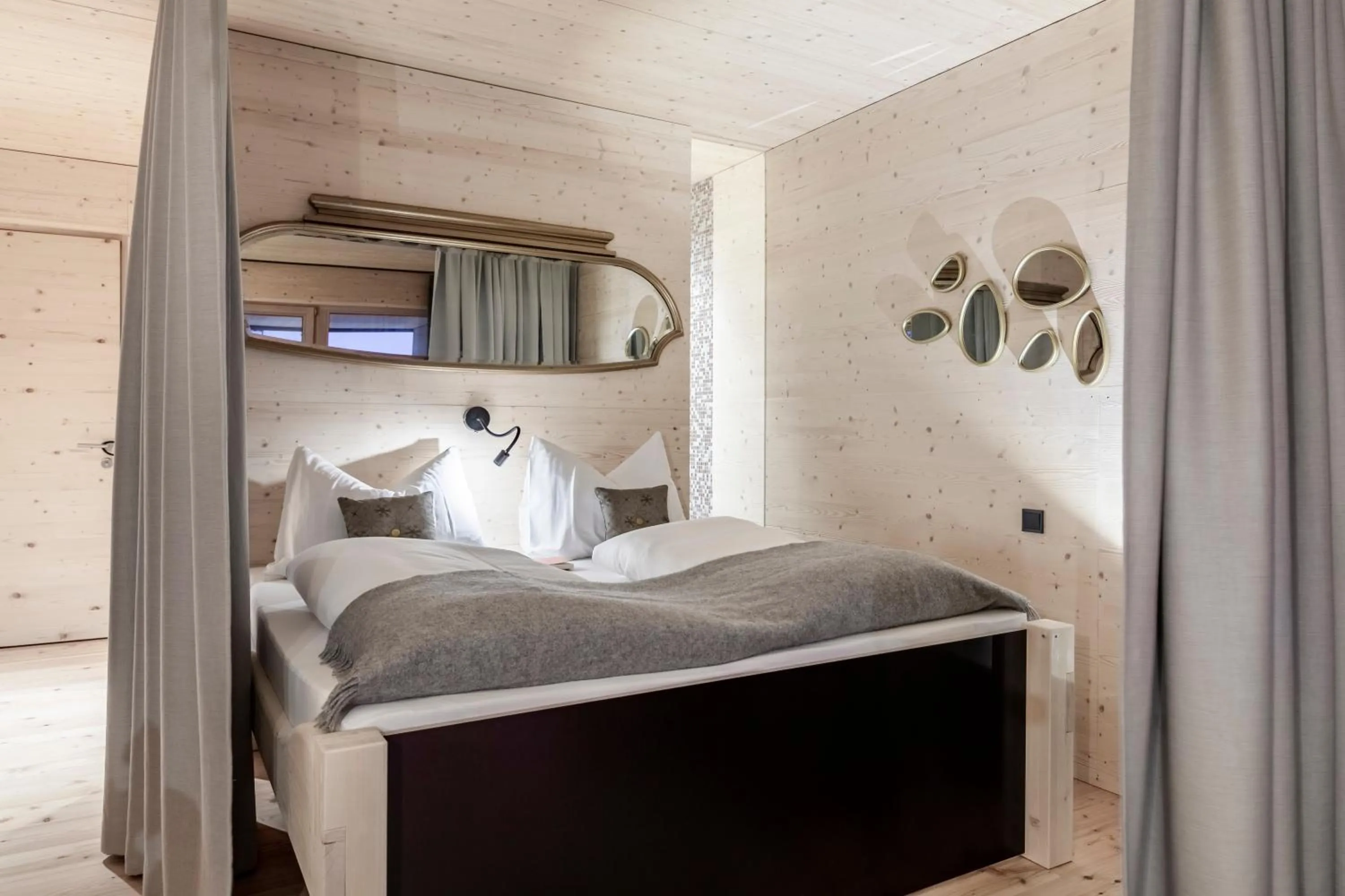 Bedroom, Bed in Hotel Jagdschloss Resort