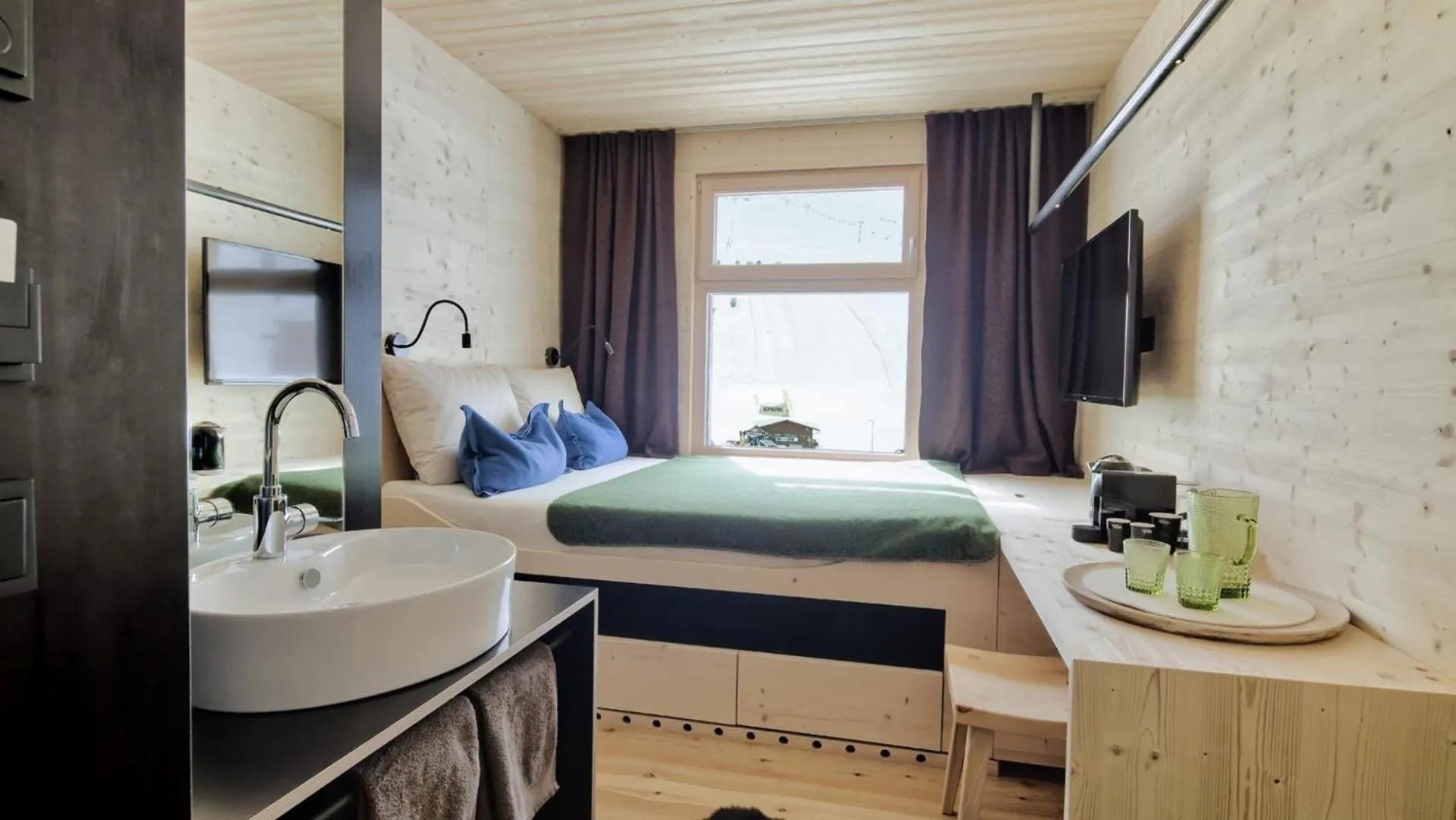 Bathroom, Bed in Hotel Jagdschloss Resort