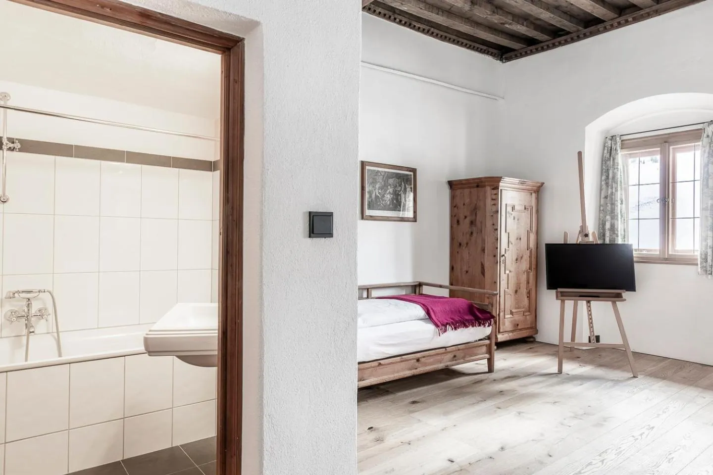 Bath, Bed in Hotel Jagdschloss Resort