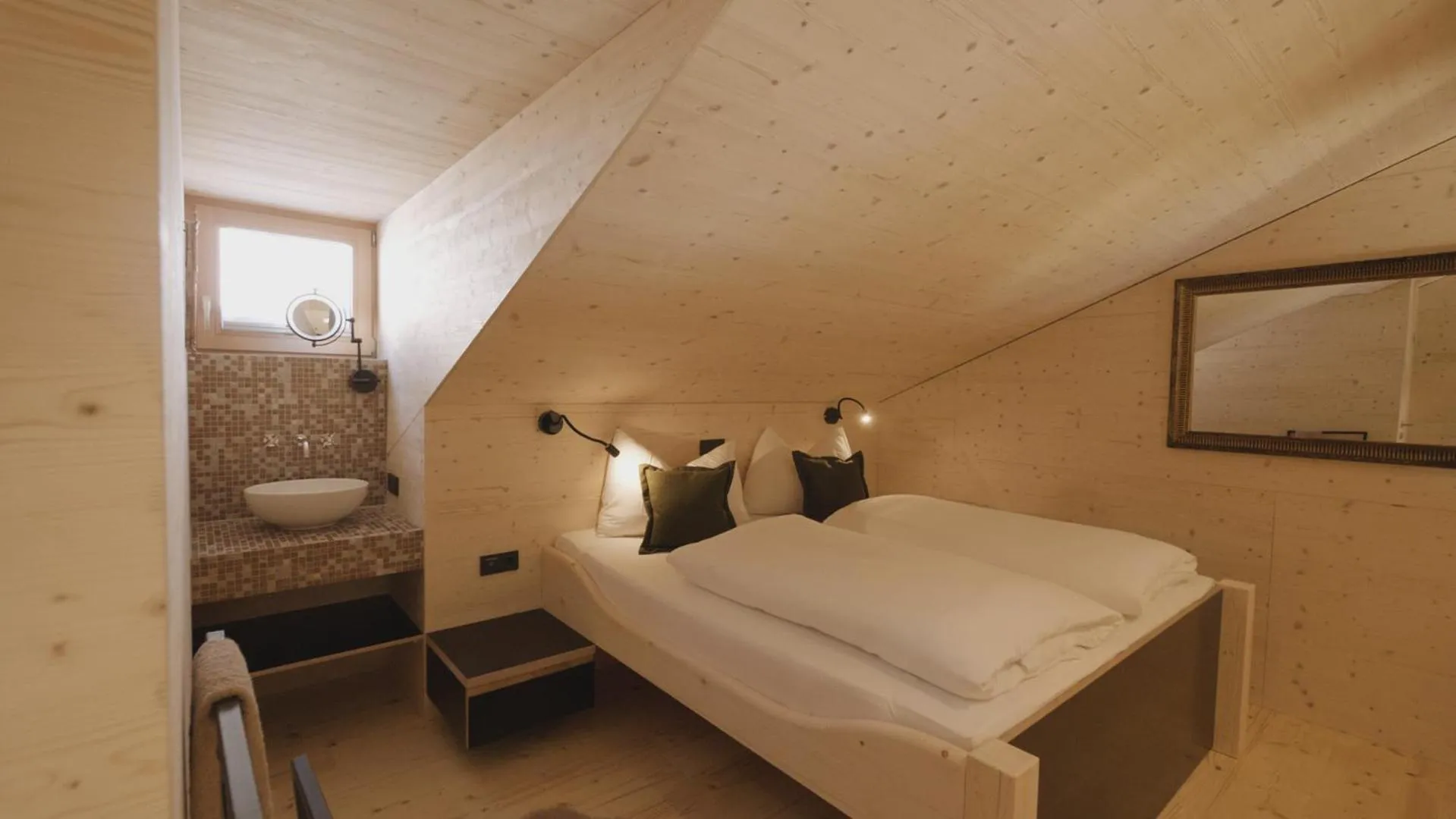 Bedroom, Bed in Hotel Jagdschloss Resort