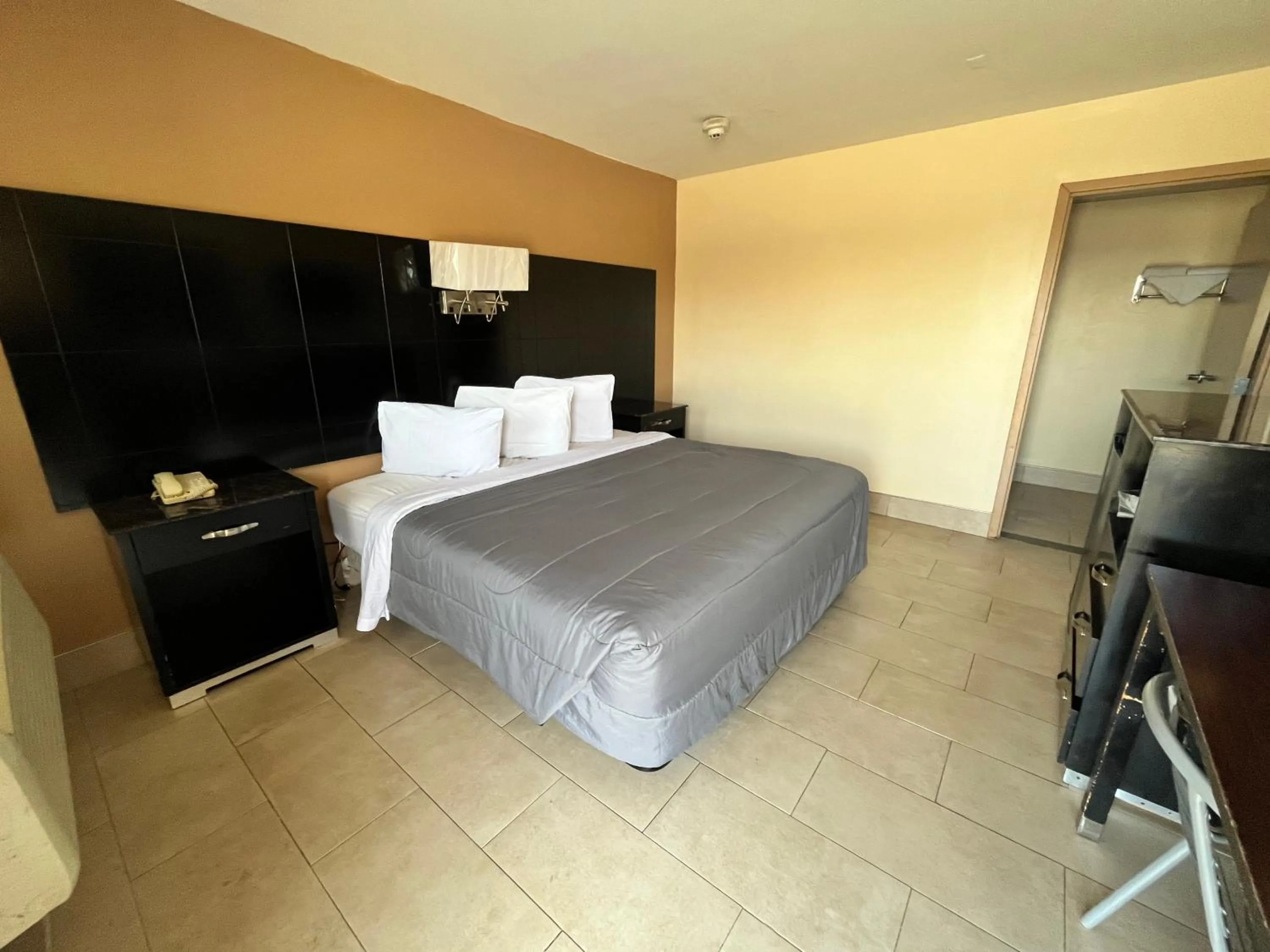 Bed in Circle Motor Lodge