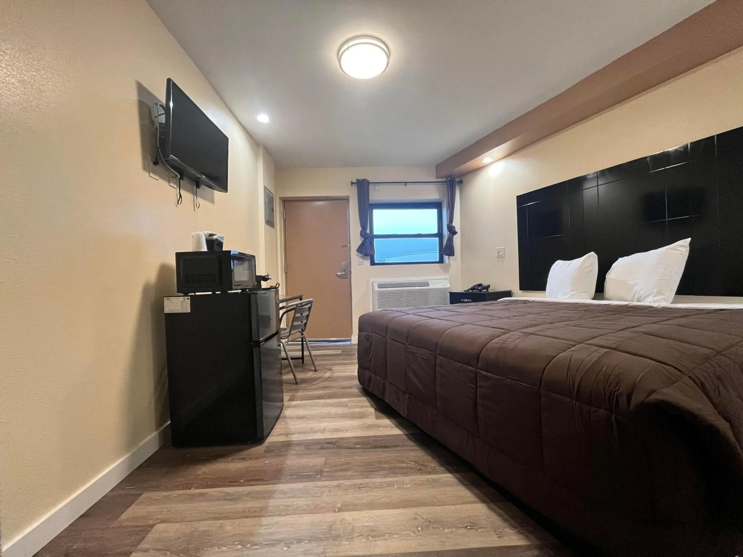 Bed in Circle Motor Lodge