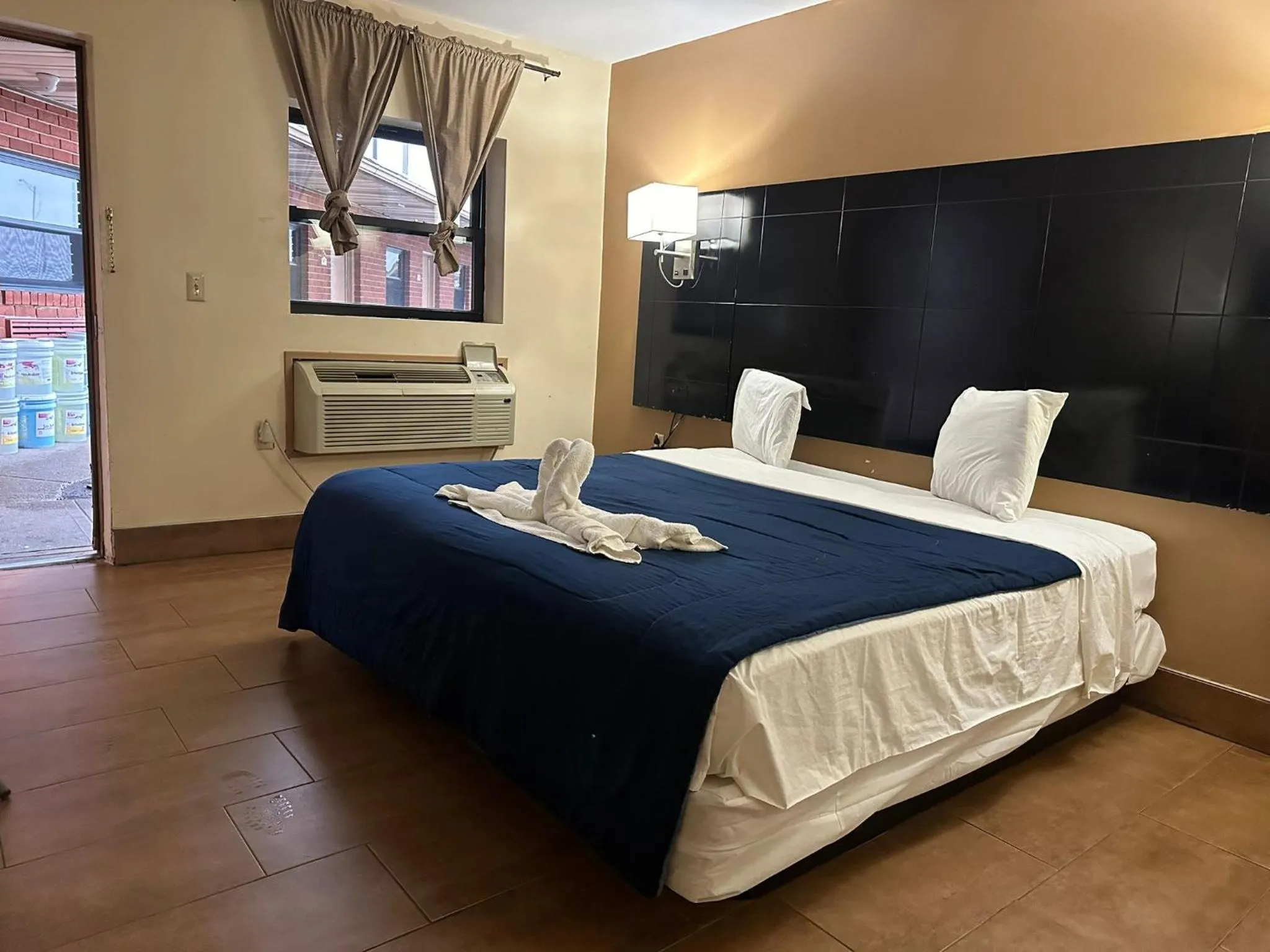 Bed in Circle Motor Lodge