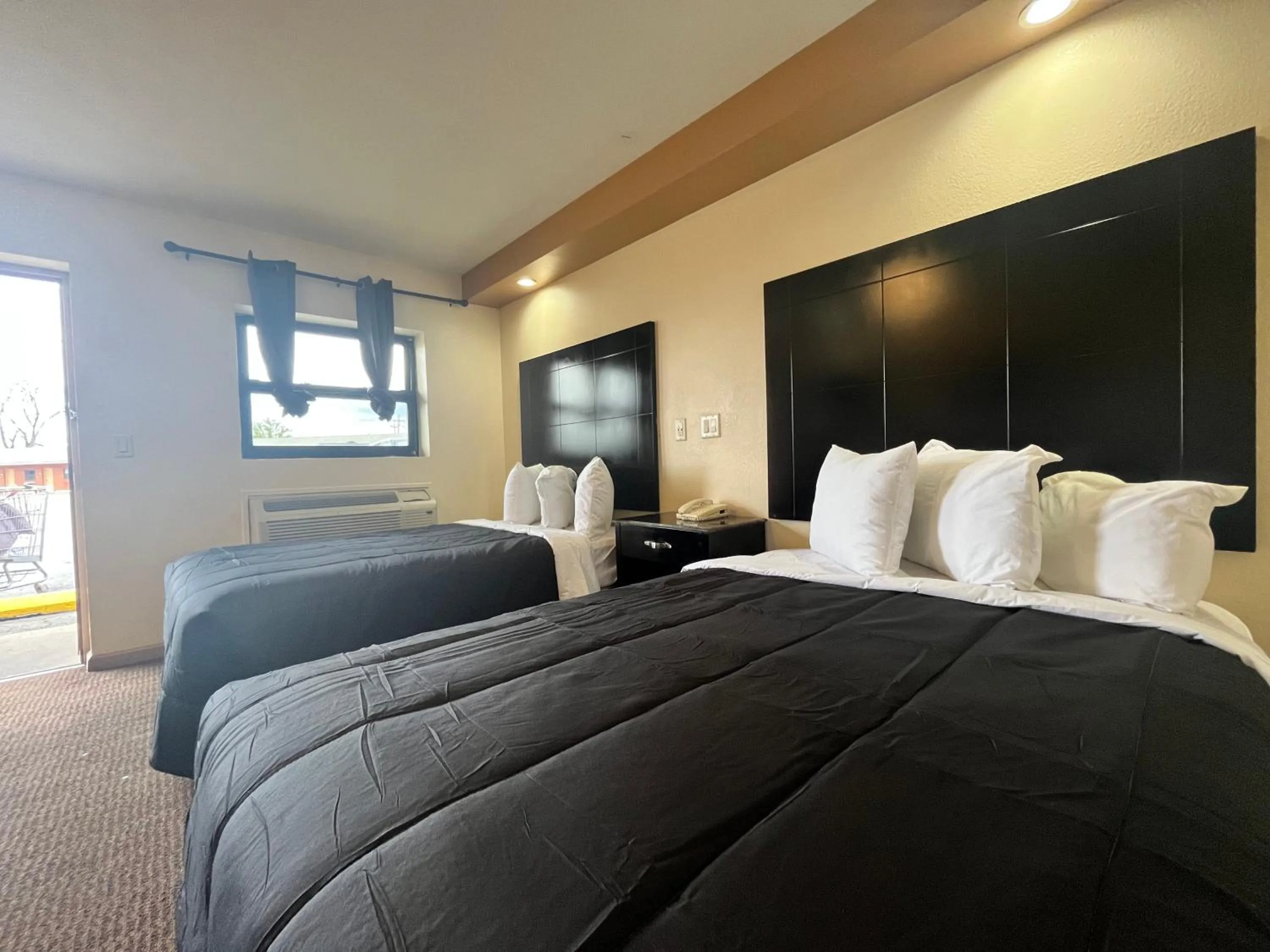 Bed in Circle Motor Lodge