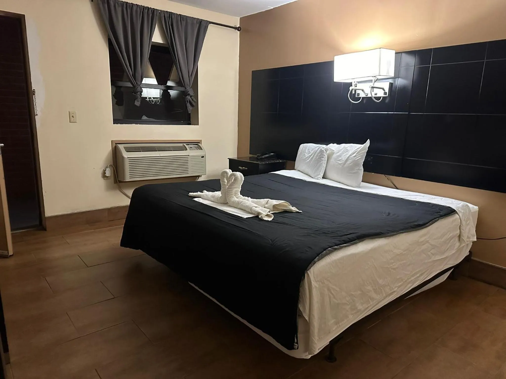 Bed in Circle Motor Lodge