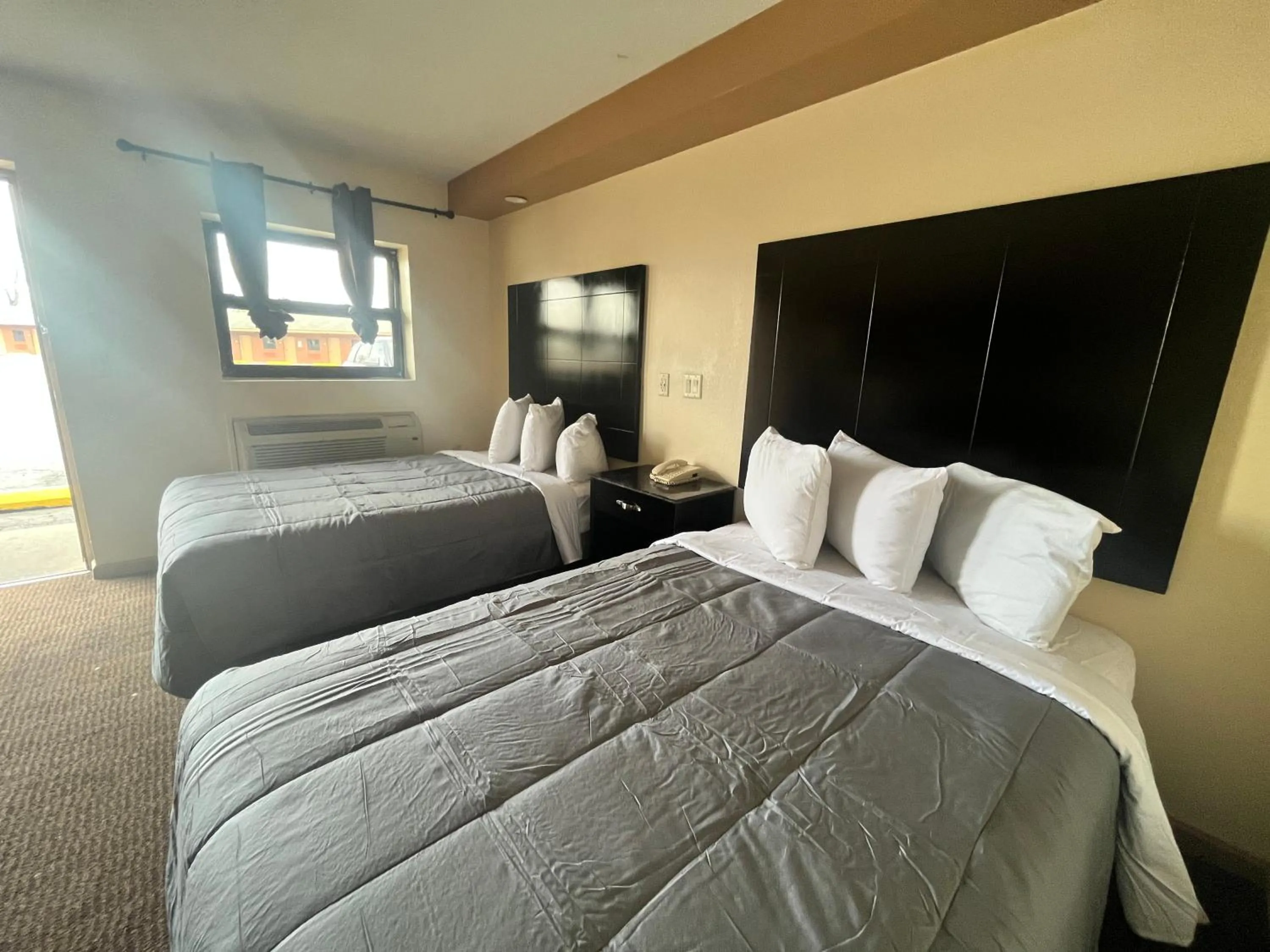 Bed in Circle Motor Lodge