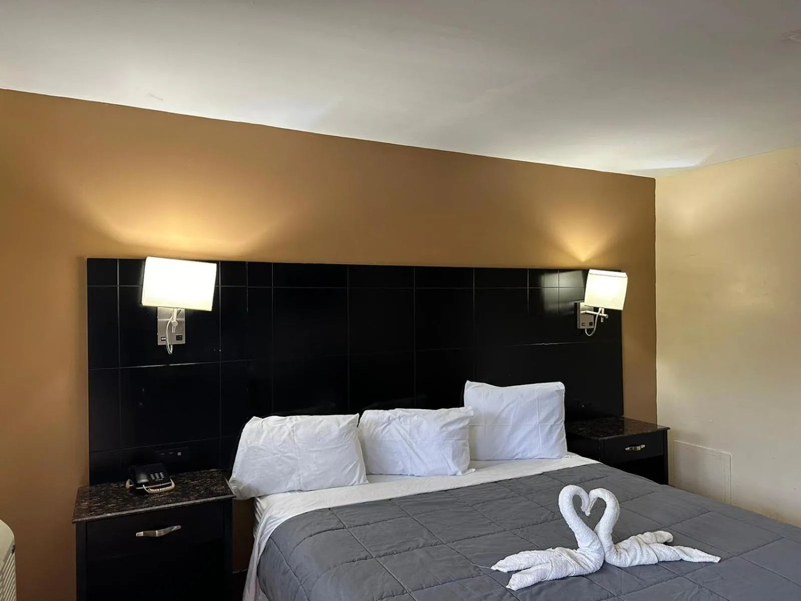 Bed in Circle Motor Lodge