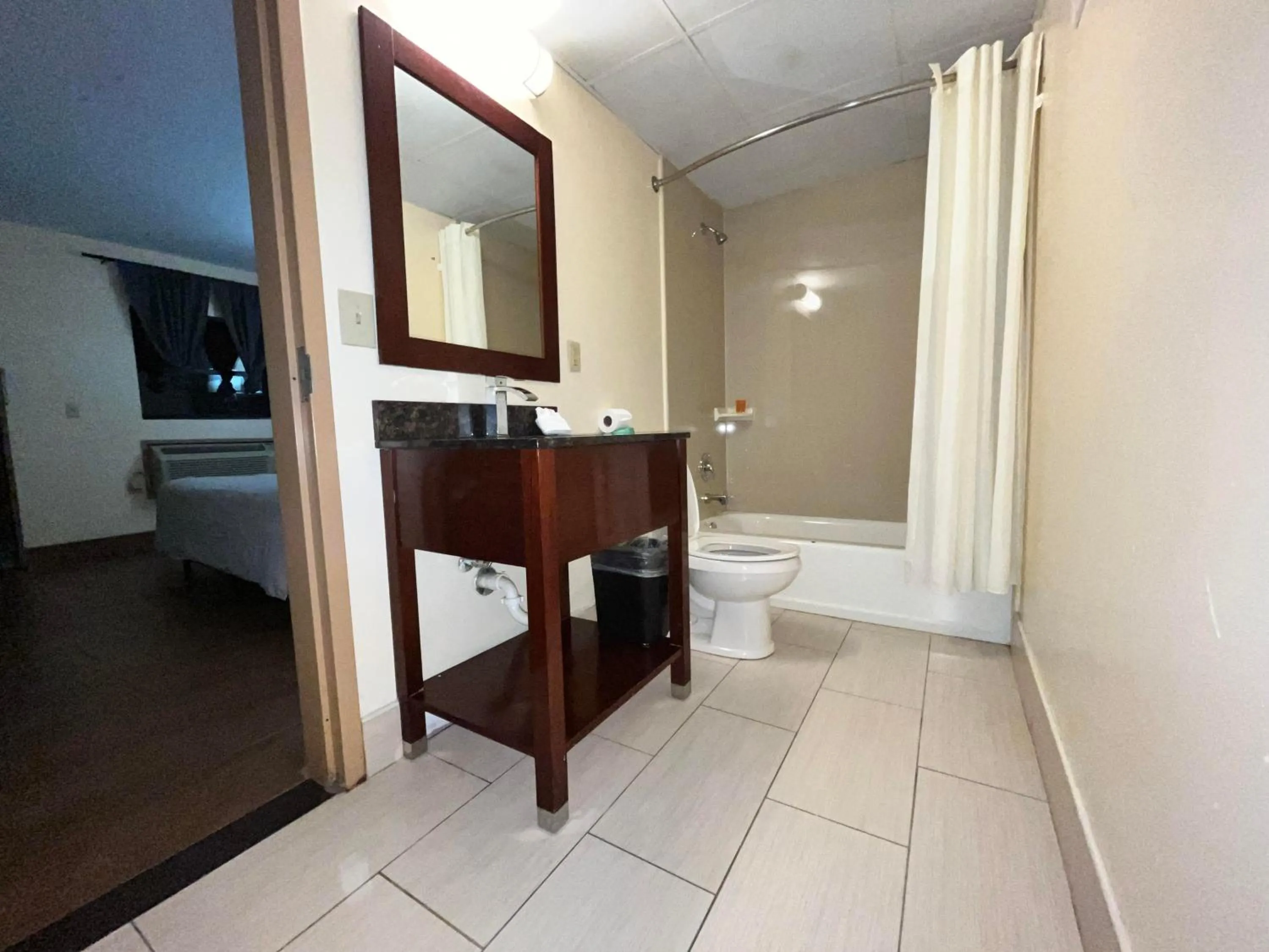 Toilet in Circle Motor Lodge