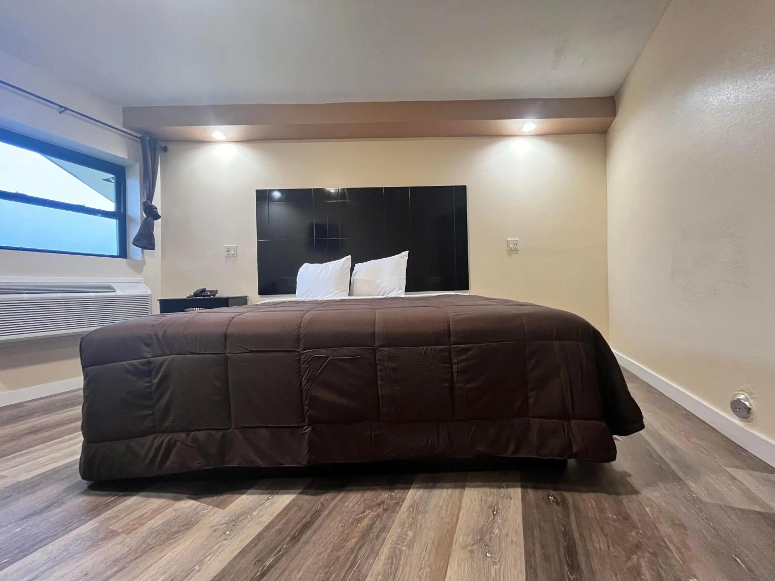 Bed in Circle Motor Lodge