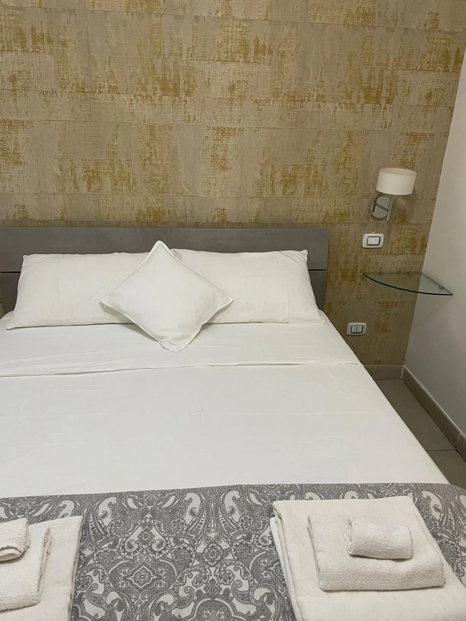 Bed in Terrazza Aragon Room and SPA