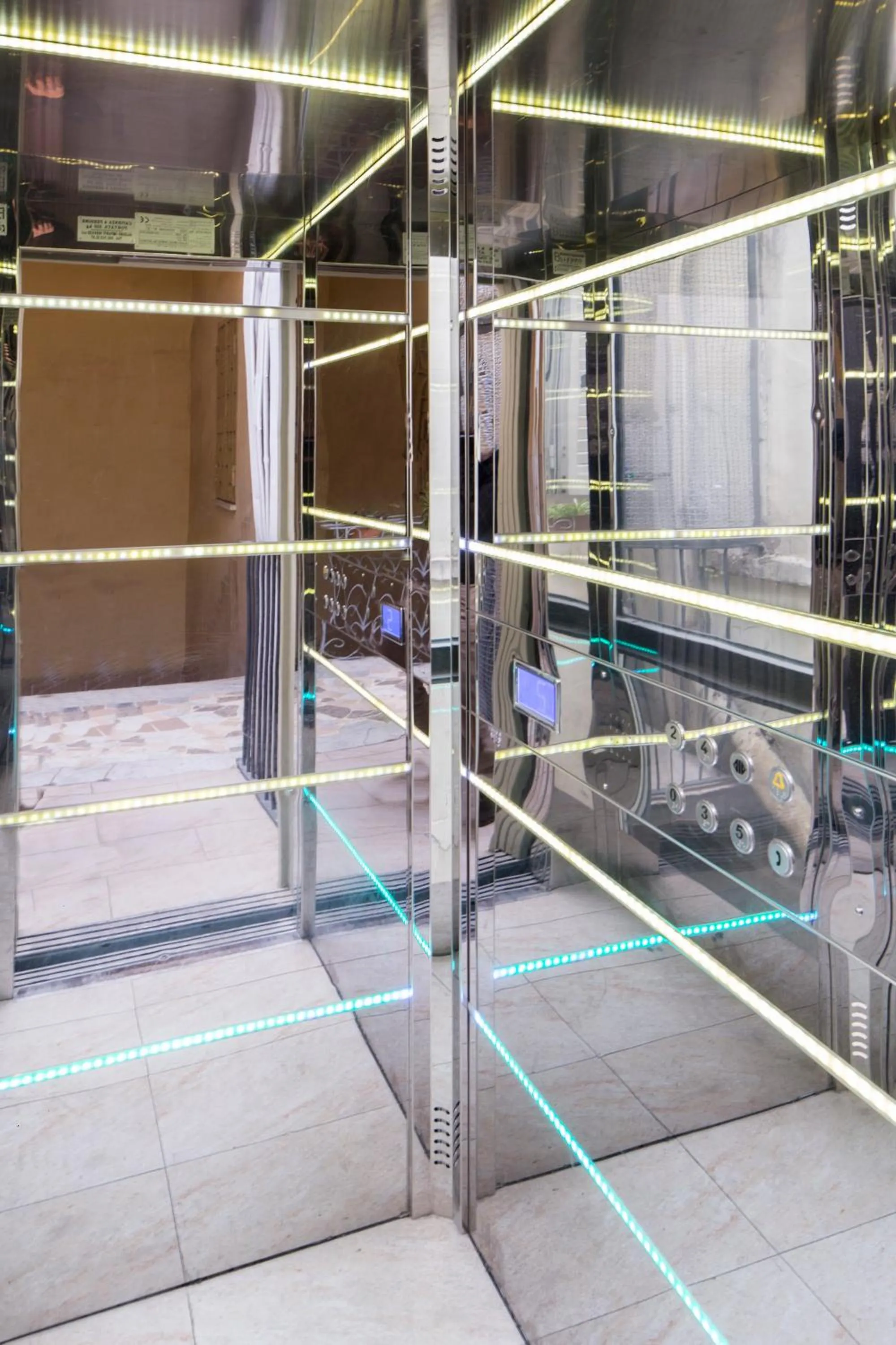 elevator in Terrazza Aragon Room and SPA