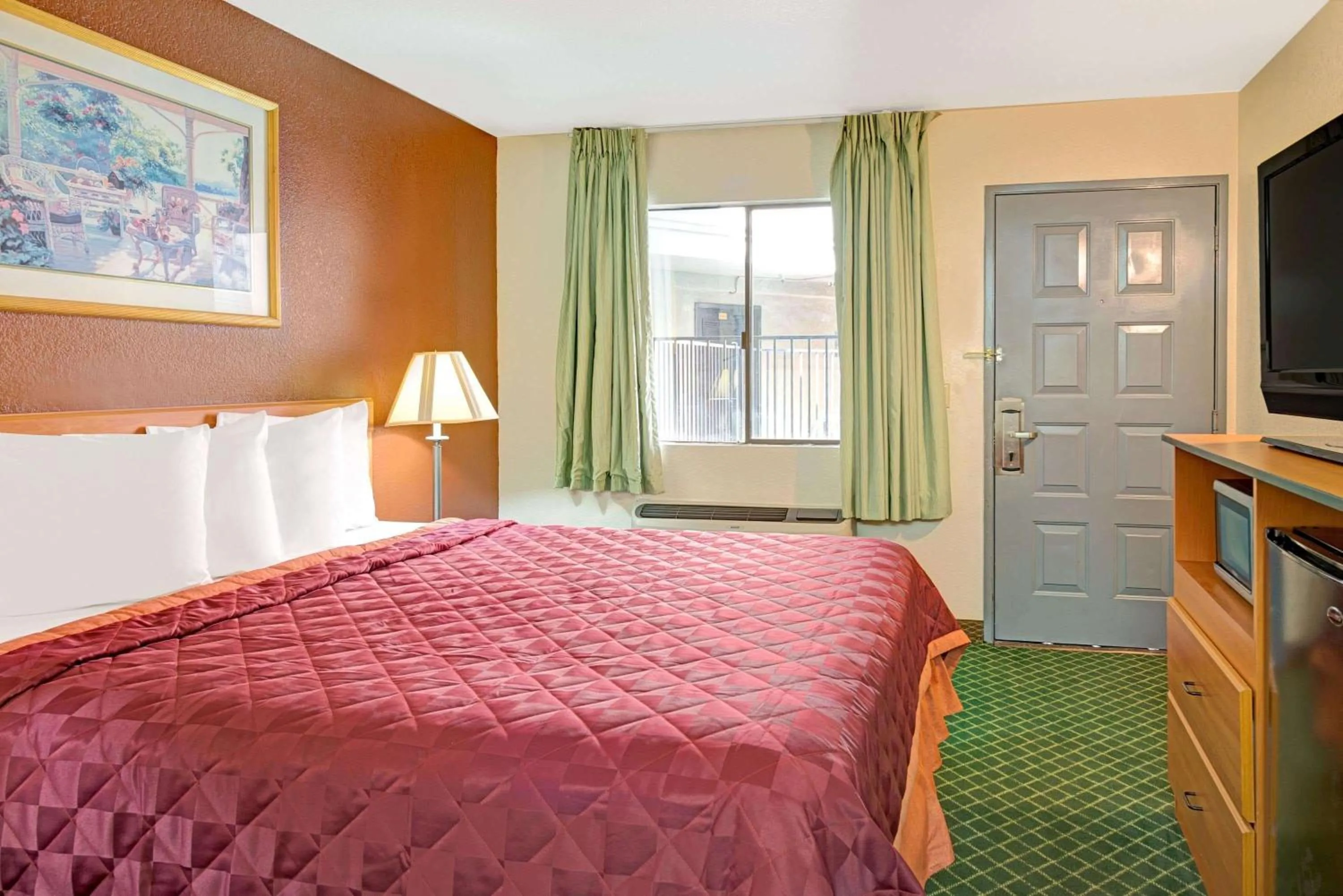 Photo of the whole room, Bed in Travelodge by Wyndham Sacramento / Rancho Cordova
