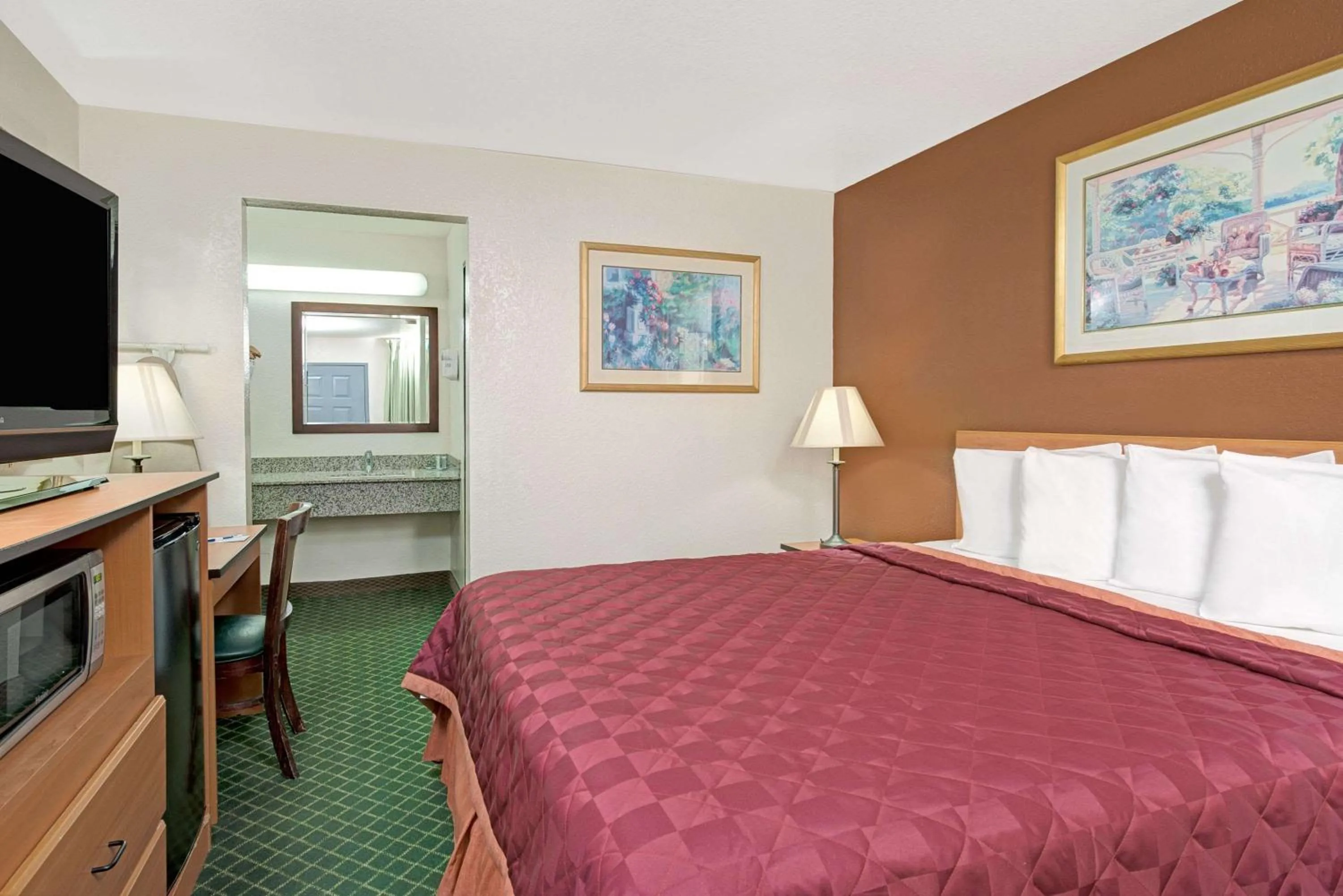 Photo of the whole room, Bed in Travelodge by Wyndham Sacramento / Rancho Cordova