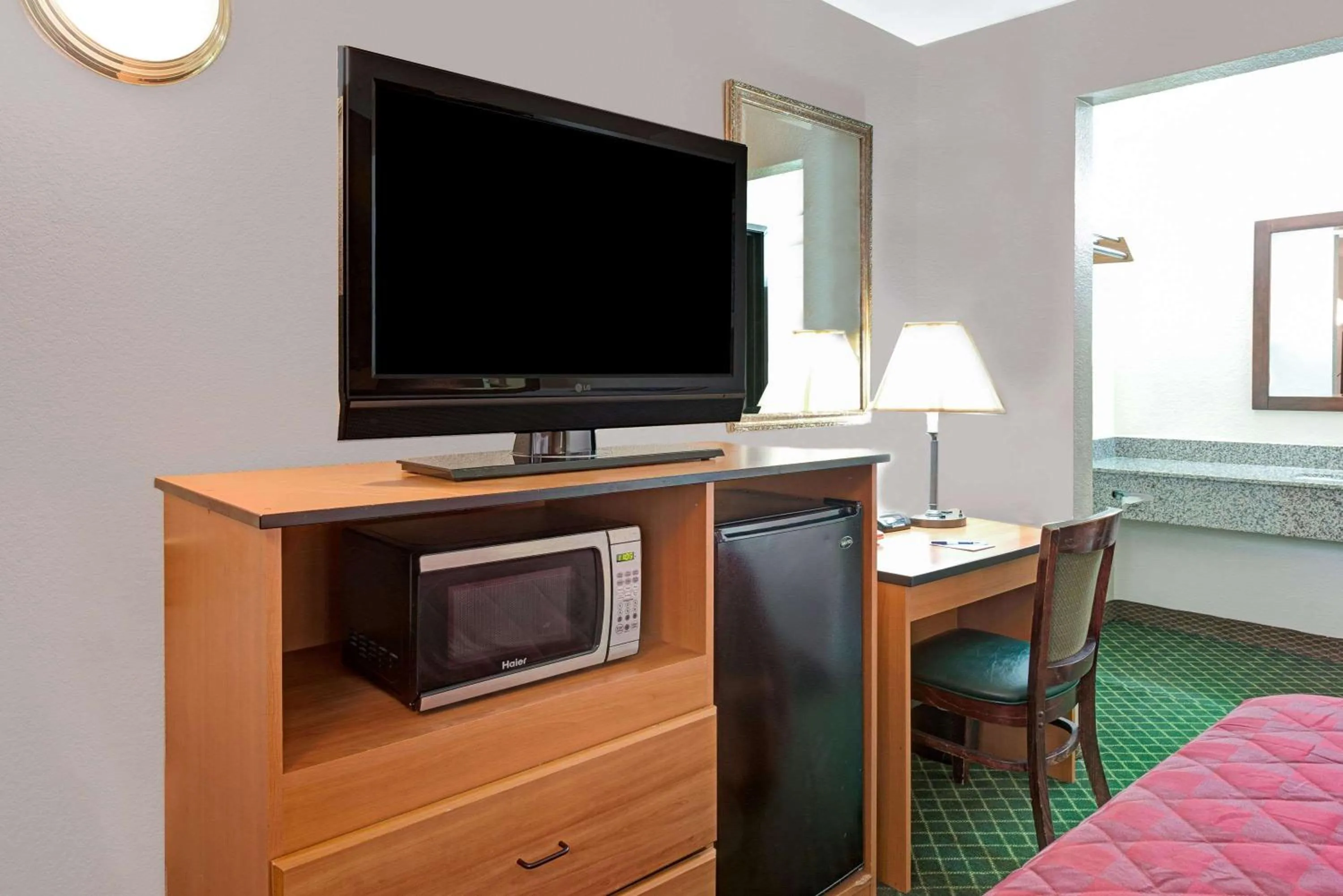 Photo of the whole room, Bed in Travelodge by Wyndham Sacramento / Rancho Cordova